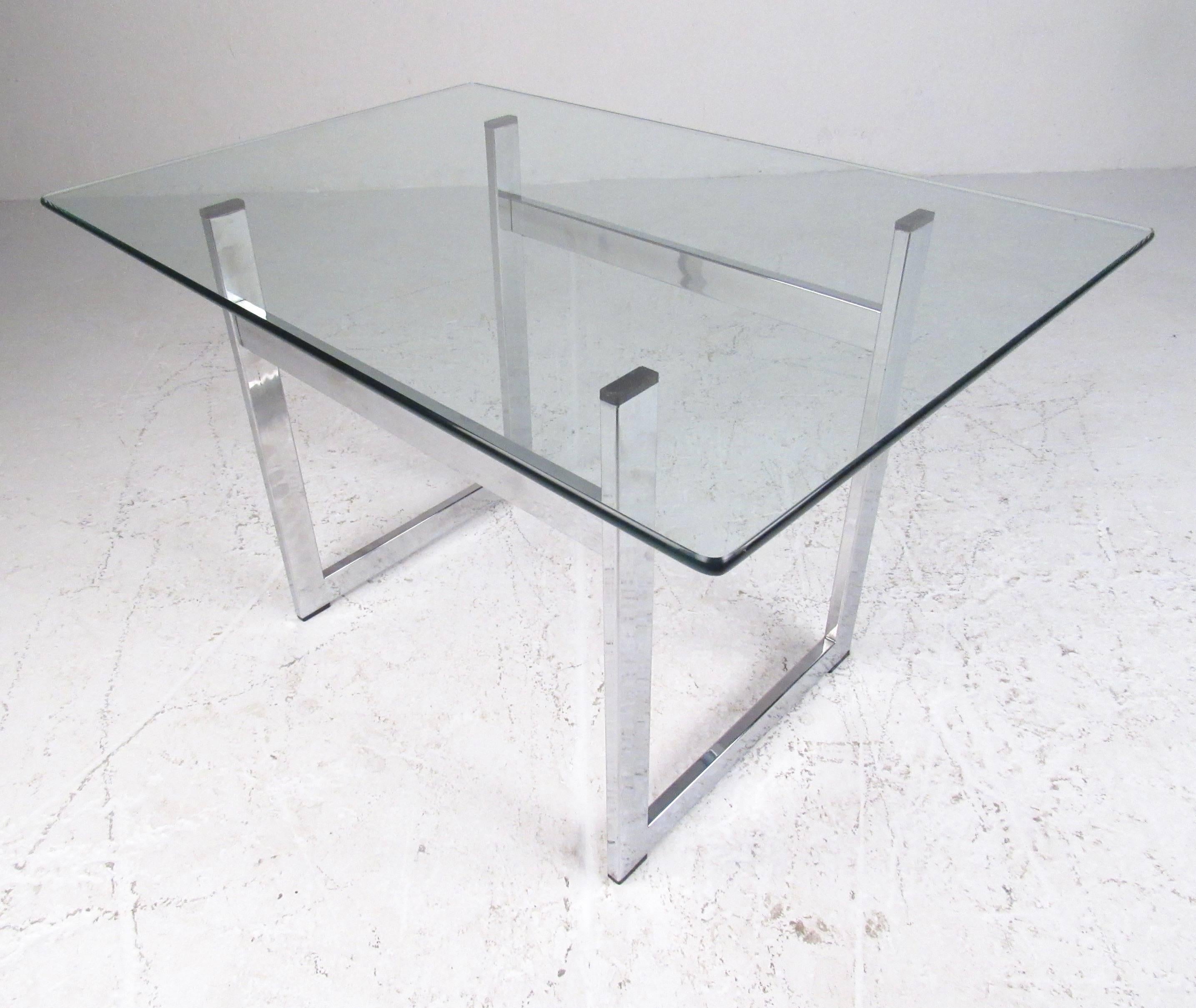 Paire de tables d'extrémité modernes en chrome et verre en vente 4