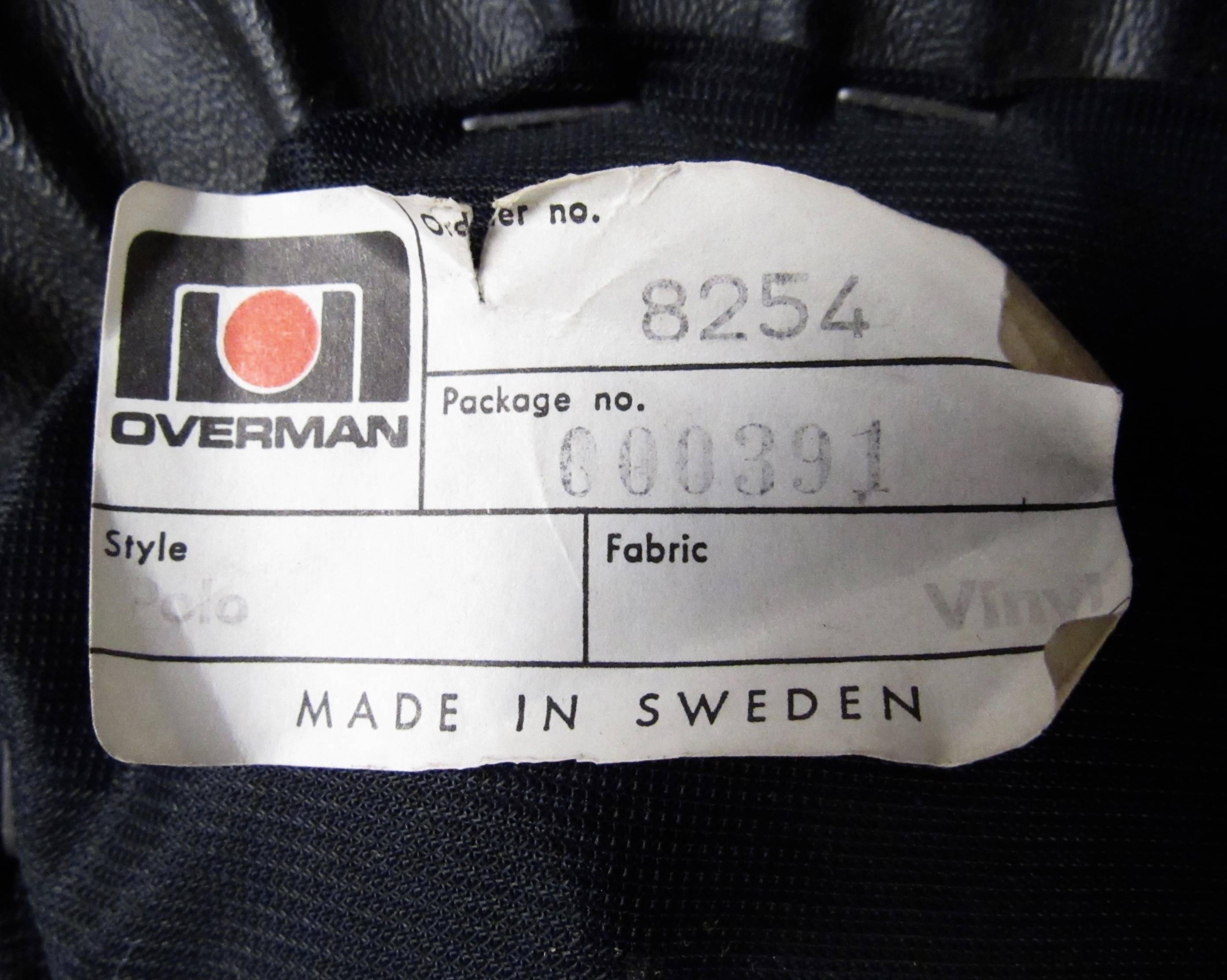 Ein Paar drehbare Polo-Clubsessel aus schwarzem Vinyl von Overman (Polster) im Angebot