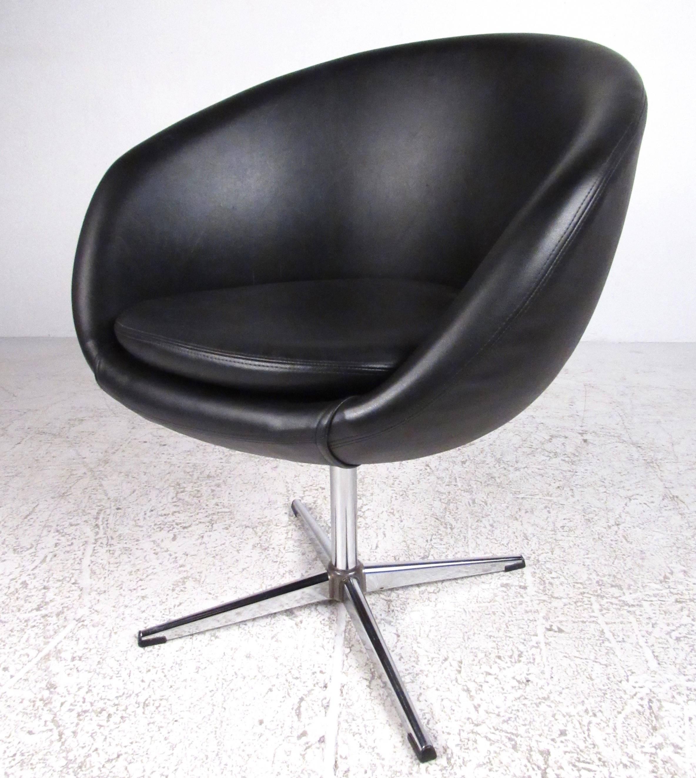 Mid-Century Modern Pair of Swivel Polo Club Chairs in Black Vinyl by Overman For Sale