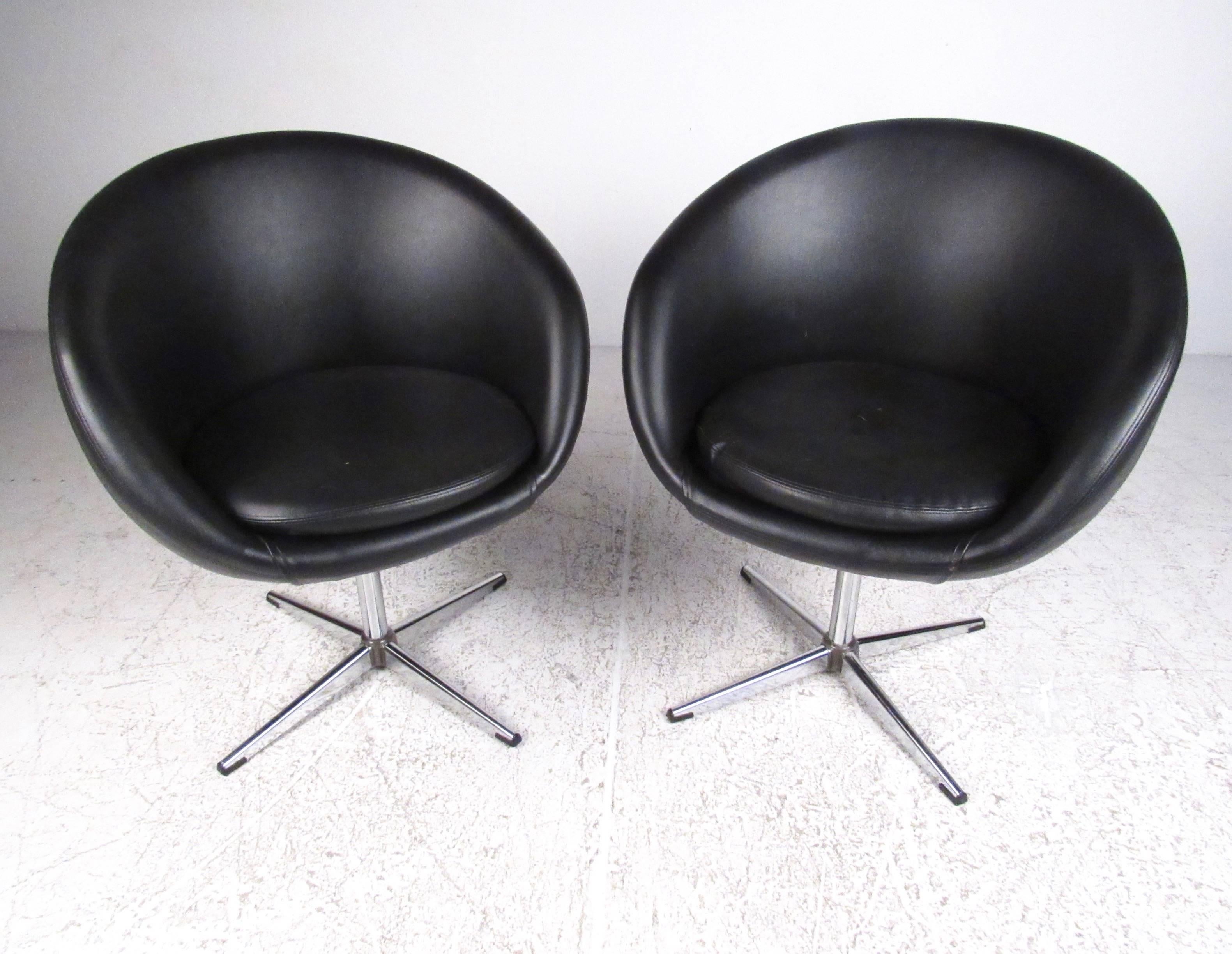 Mid-Century Modern Paire de fauteuils pivotants Polo Club en vinyle noir par Overman en vente