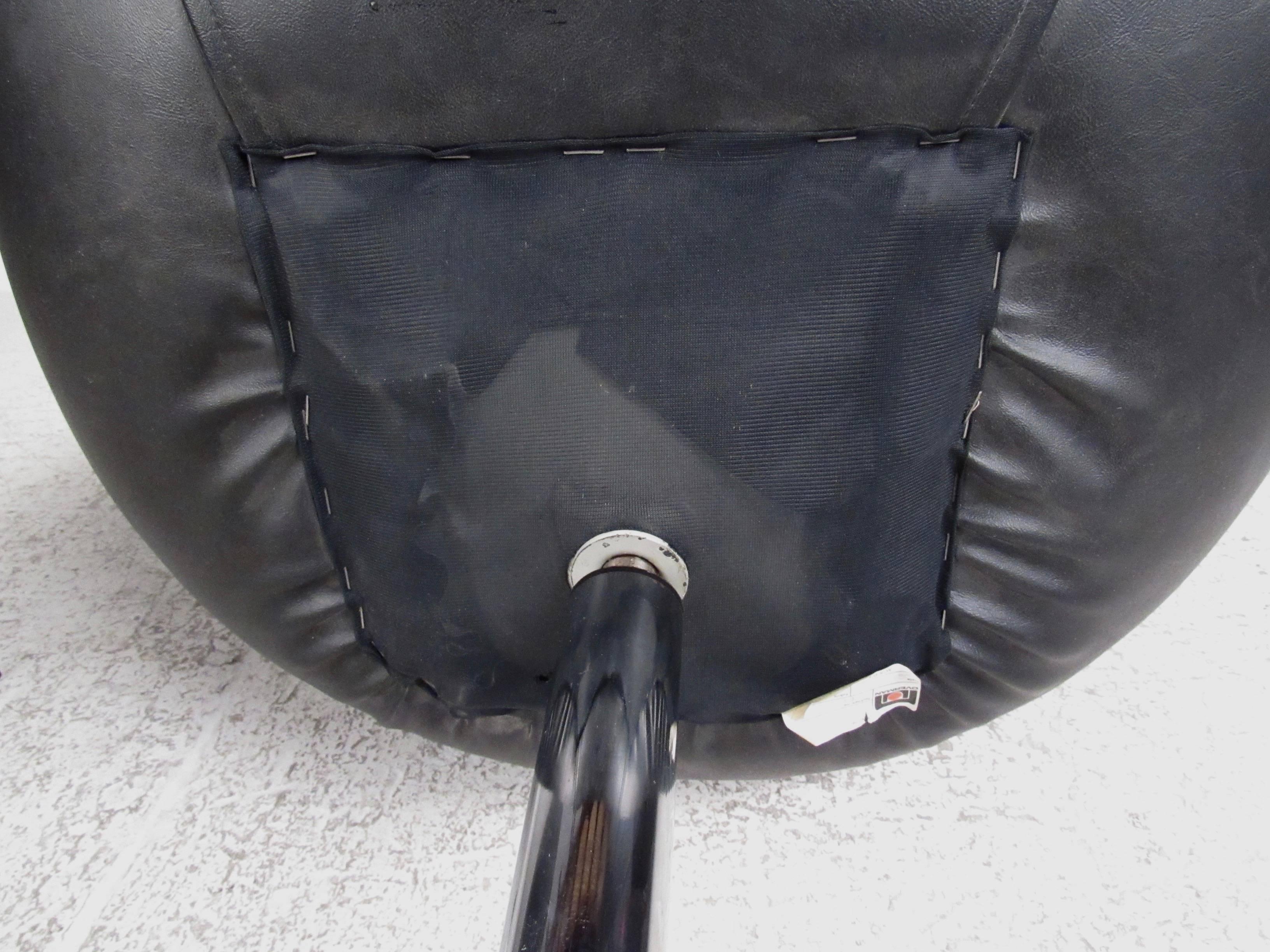 Paire de fauteuils pivotants Polo Club en vinyle noir par Overman en vente 2