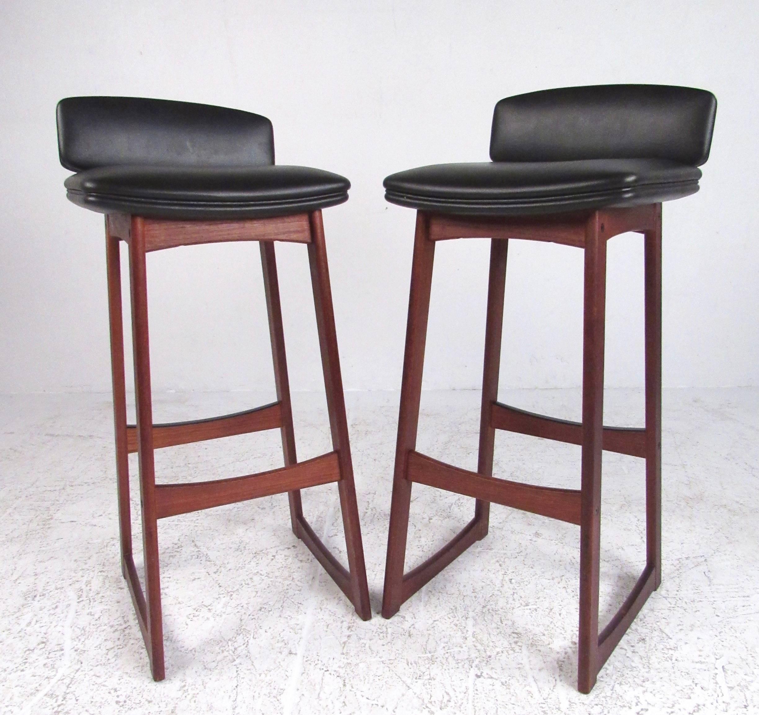  Scandinavian Modern Dry Bar with Low Back Stools in Teak In Good Condition For Sale In Brooklyn, NY