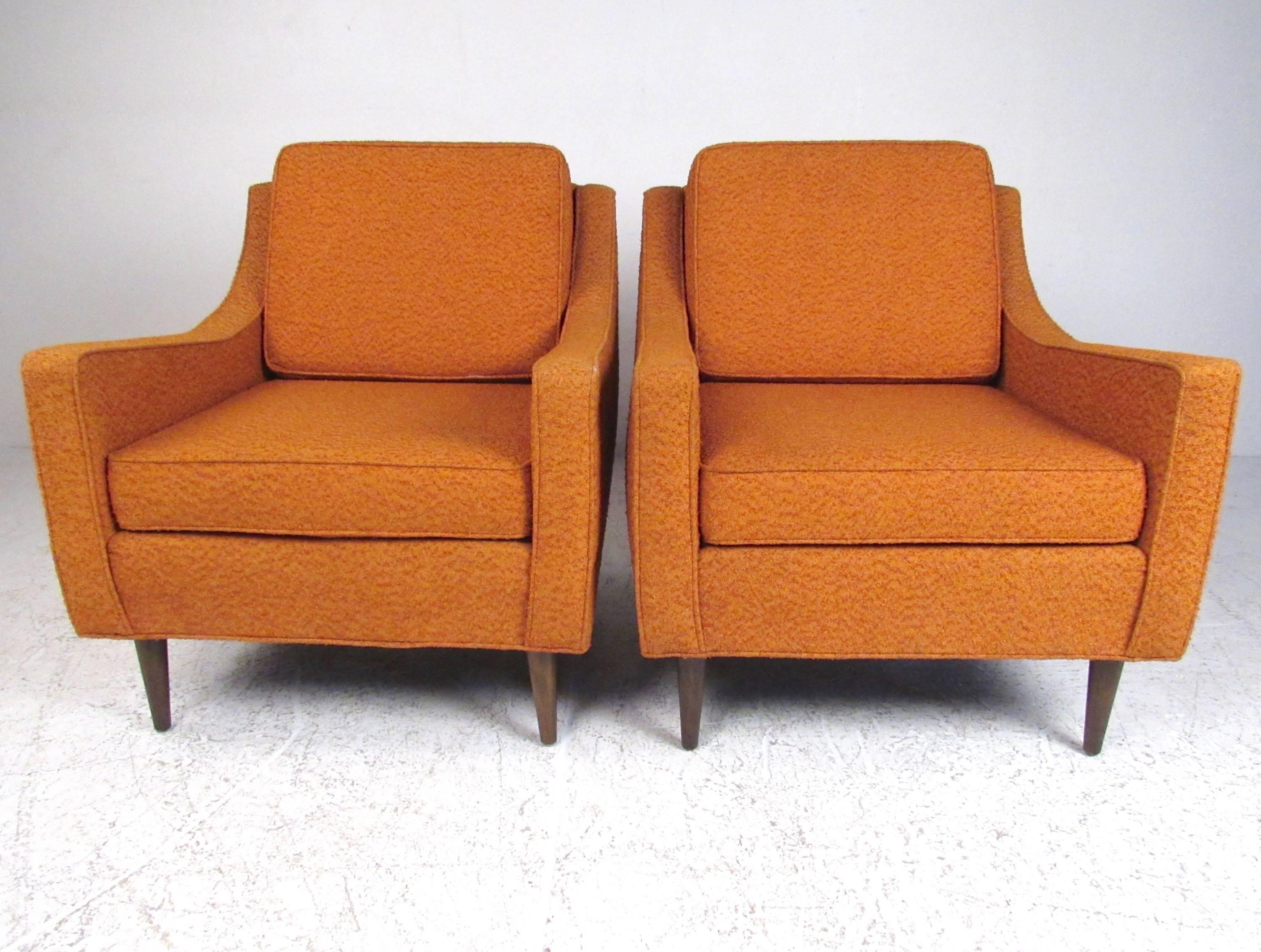 This stylish pair of American mid-century modern lounge chairs feature vintage 