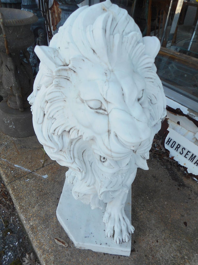 Elegant Pair of White Marble Lion Statues For Sale at 1stdibs