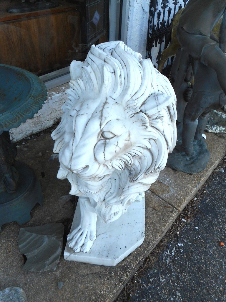 Elegant Pair of White Marble Lion Statues For Sale at 1stdibs