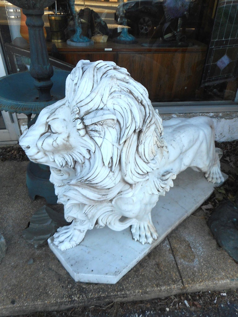 Elegant Pair of White Marble Lion Statues For Sale at 1stdibs