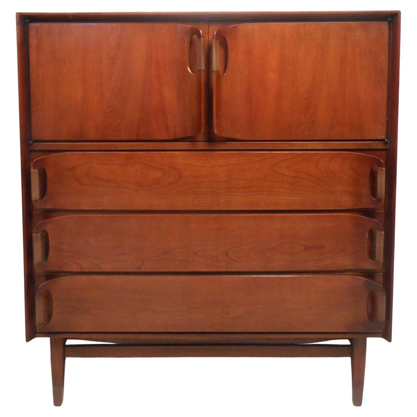 Cómoda Highboy de nogal moderna de mediados de siglo