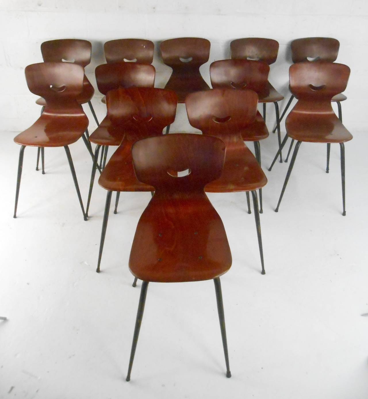 Schöne geformte Stühle in Industriestärke, entworfen von Adam Stegner. Hergestellt aus robusten Pagholz-Formsitzen (Pagholz ist ein hochverdichtetes, laminiertes Pressholz mit orthopädischer Becken- und Rückenstütze ohne Verstellung), die auf