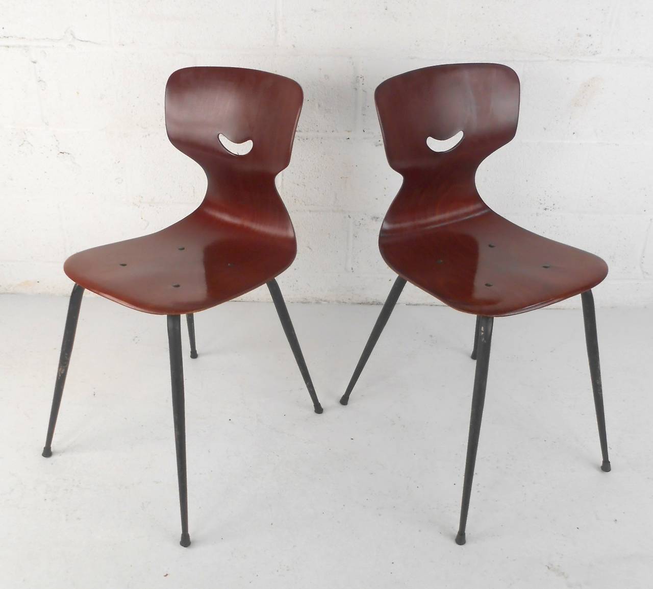 Mid-Century Modern Cinq chaises de salle à manger sculptées Adam Stegner pour Pagholz Flötotto en vente