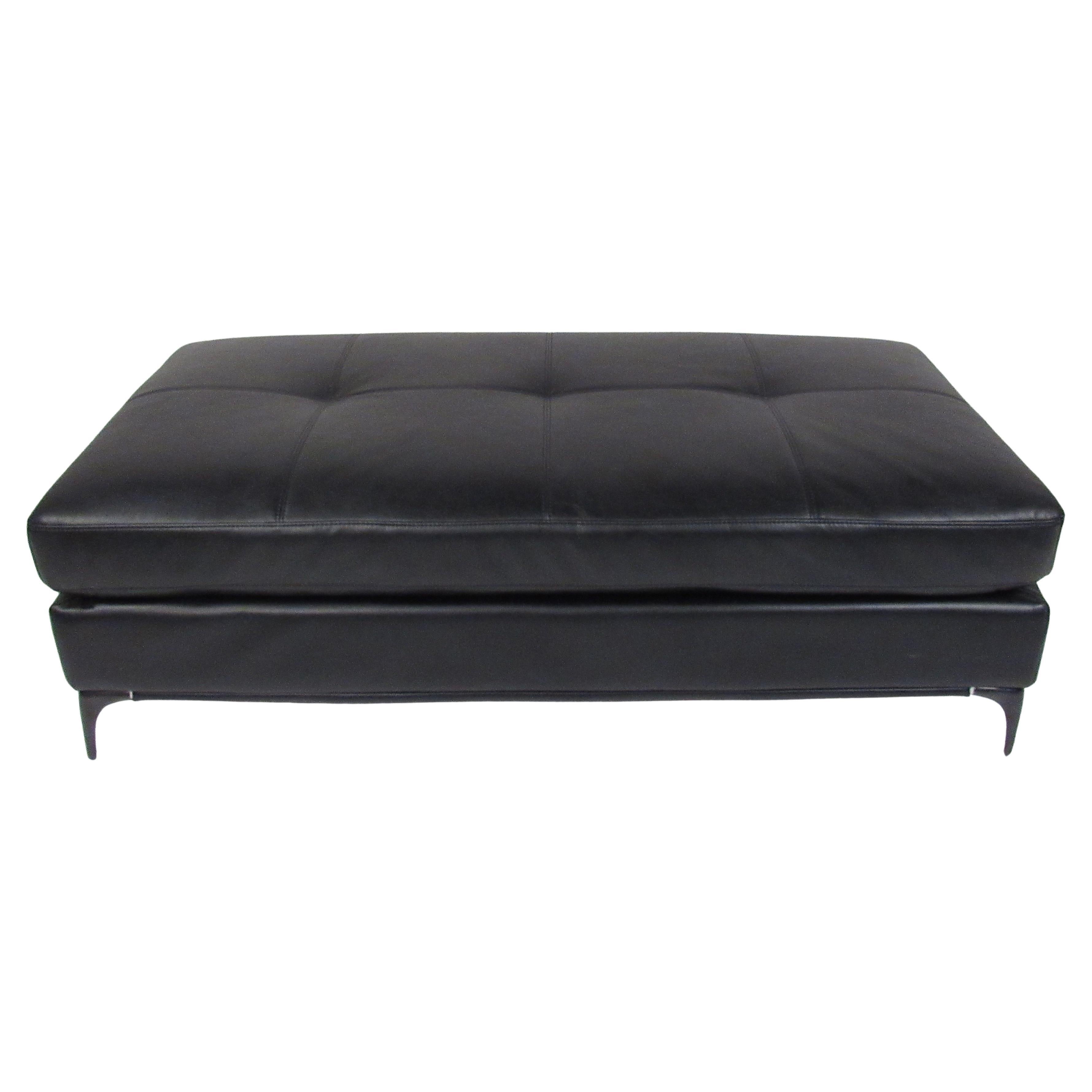 Panca o pouf in vinile oversize in stile Mid-Century Modern