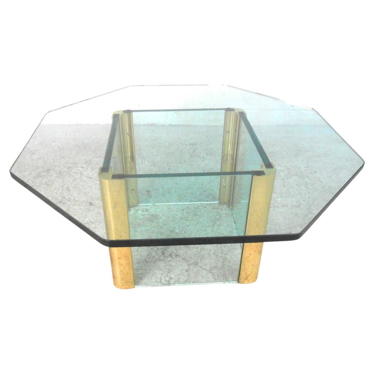 Mesa de centro moderna de mediados de siglo de latón y cristal según Leon Rosen