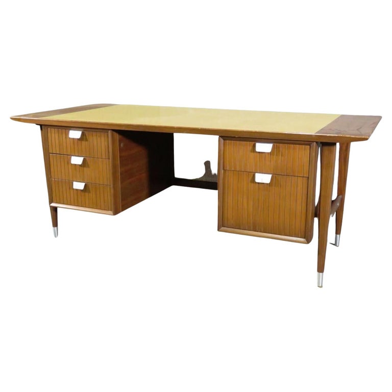 Executive Midcentury Desk For Sale at 1stDibs