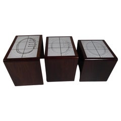 Ensemble de trois tables gigognes mi-siècle à plateau en carreaux