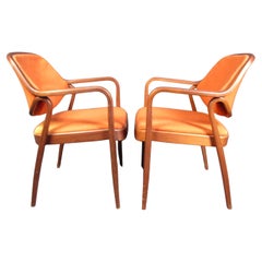 Paire de fauteuils en noyer du milieu du siècle par Knoll