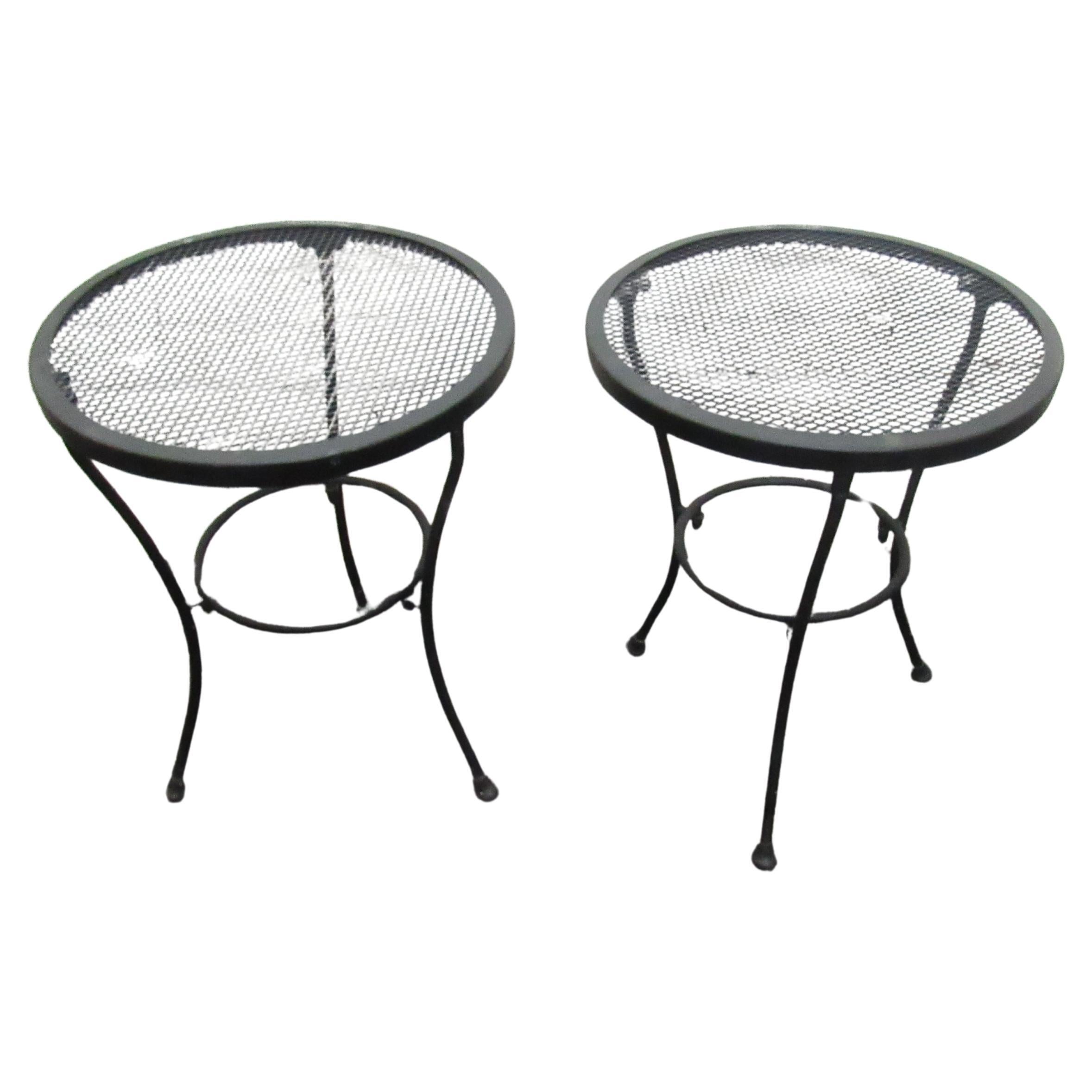 Vintage-Paar schwarzer Metall-Beistelltische im Angebot