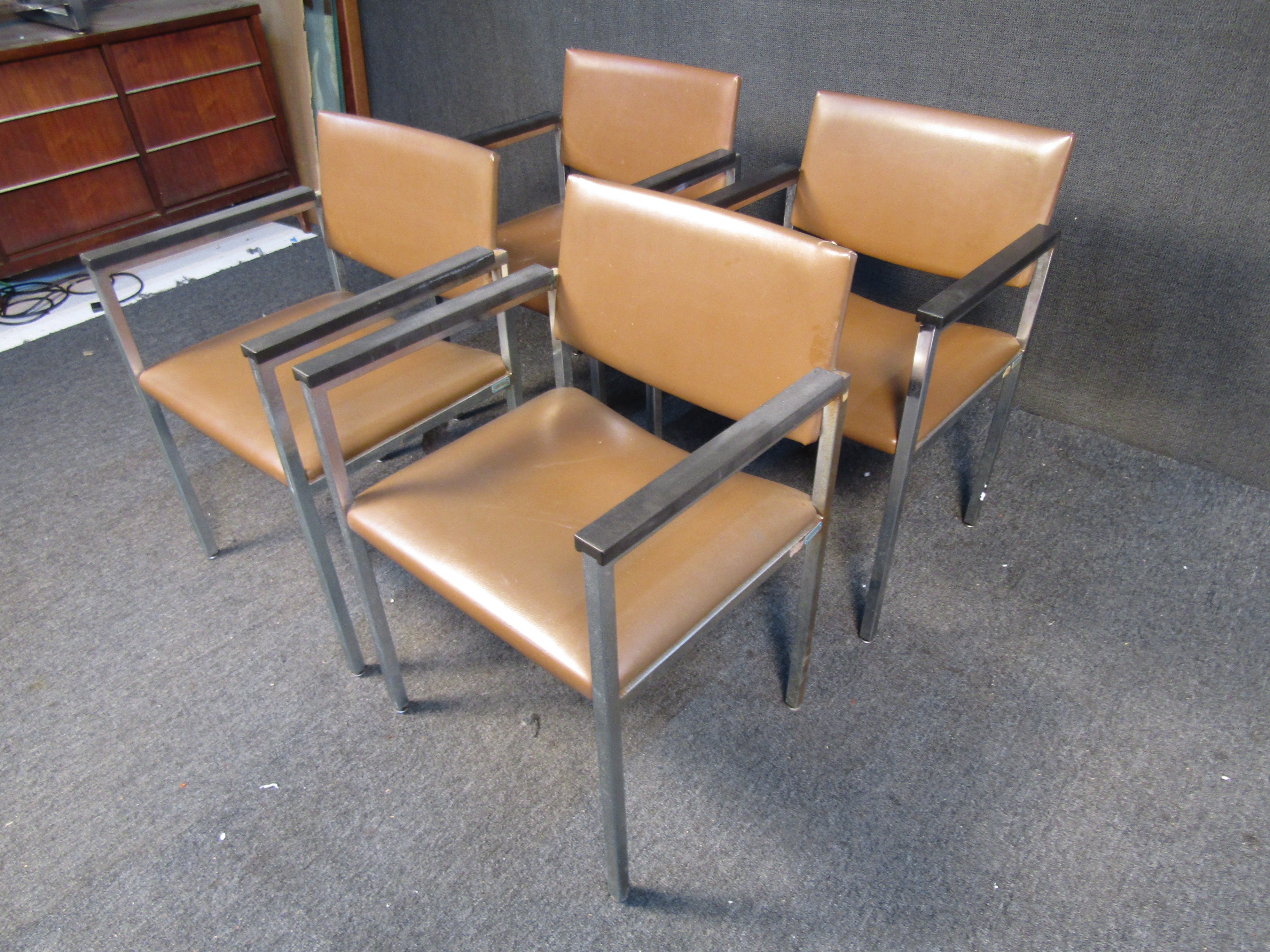 Ensemble de quatre chaises par Steelcase en vente