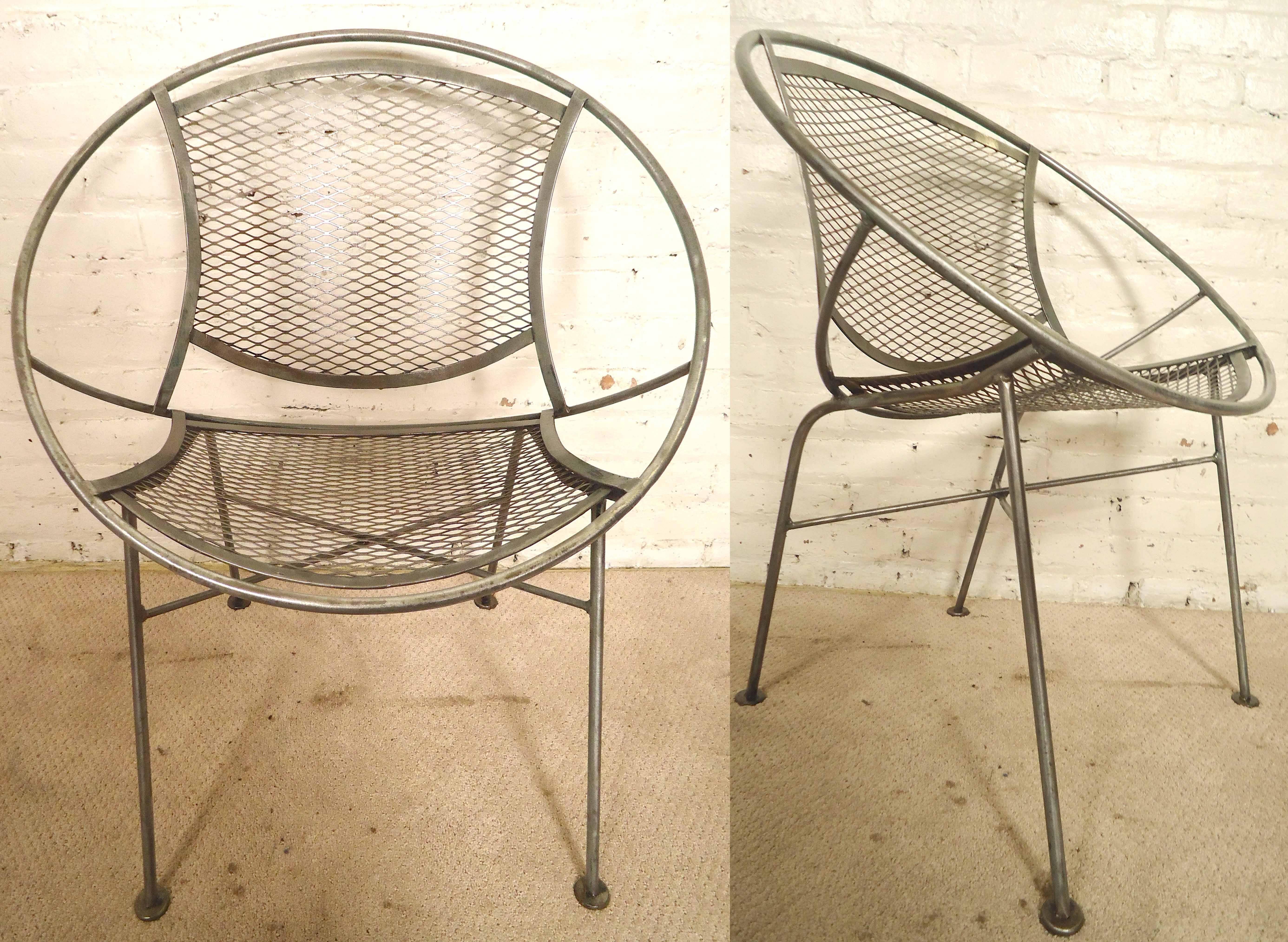 Great Mid-Century Modern iron chairs in a striking bare metal style finish. Wonderful round frame, mesh seat, strong iron legs. Vintage modern Salterini style design.

(Please confirm item location NY or NJ with dealer).