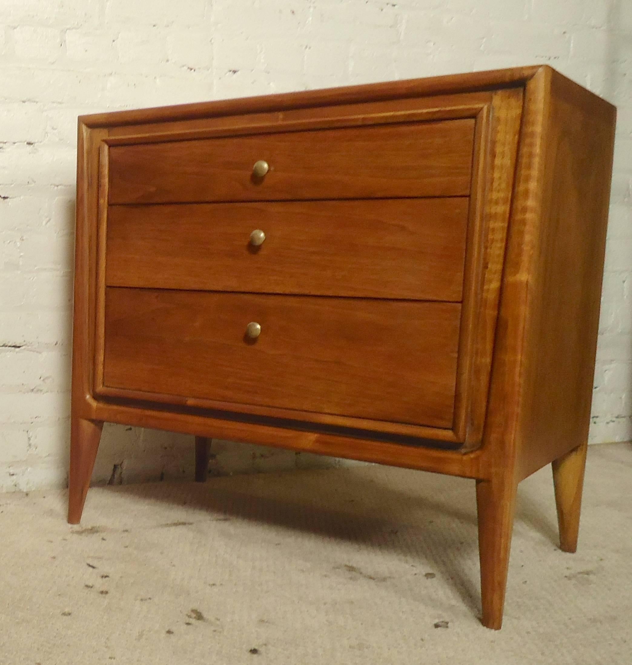 Attractive pair of bedside cabinets in walnut grain with sculpted window front, tapered legs and brass pulls.

(Please confirm item location - NY or NJ - with dealer)