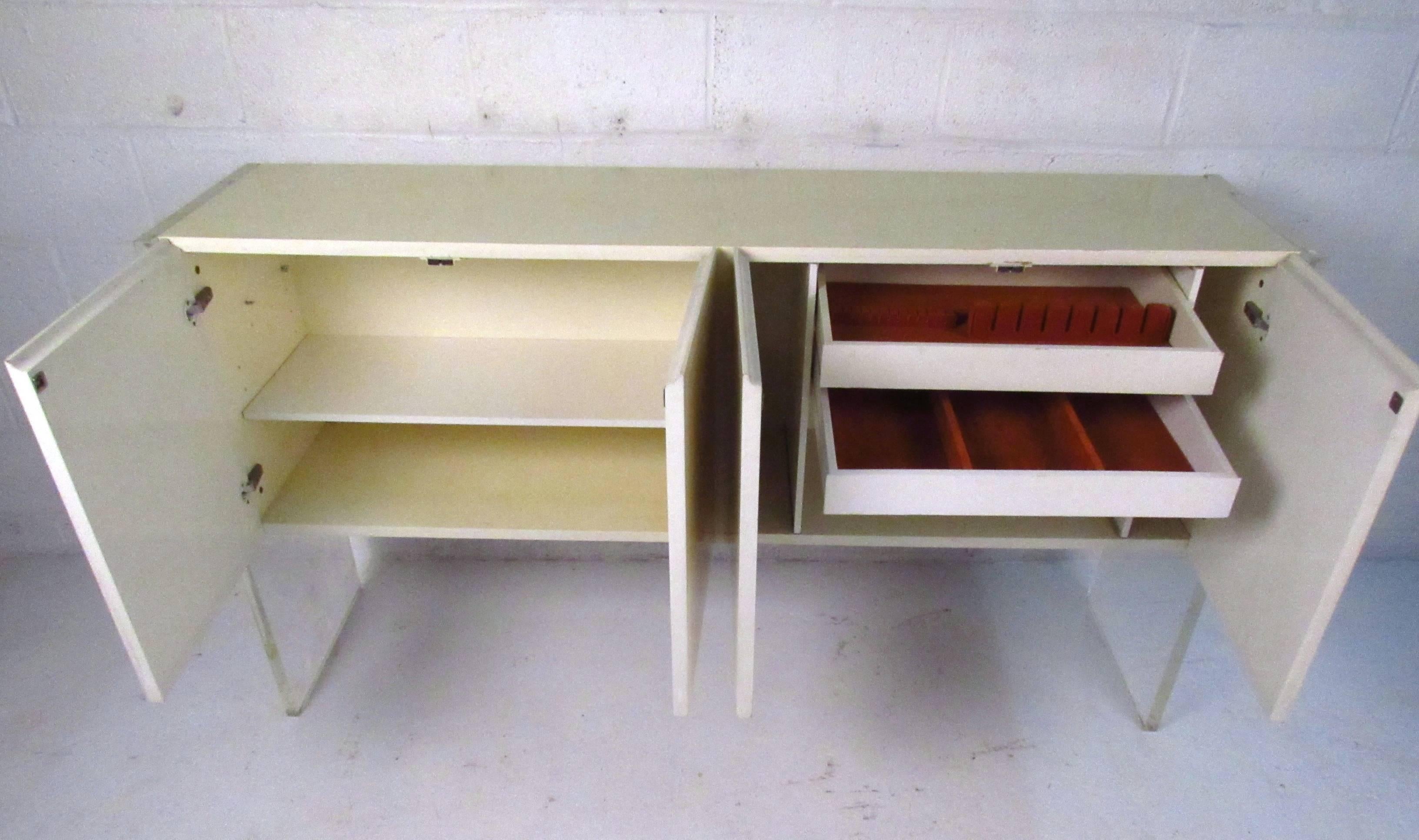 Mid-Century Modern Baughman Style Lucite and Lacquer Sideboard In Good Condition In Brooklyn, NY
