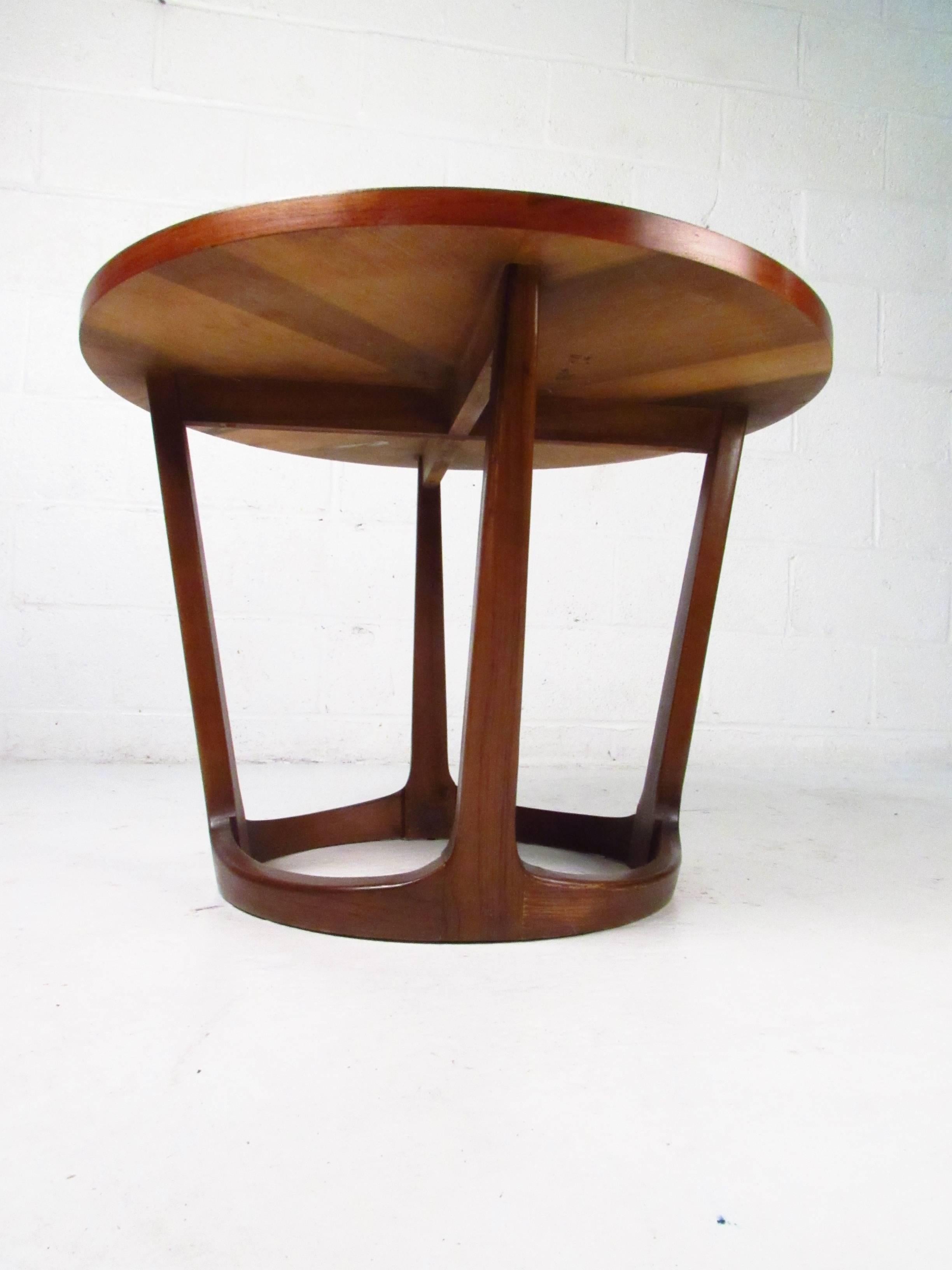 Mid-Century Modern American Walnut Side Table by Lane In Good Condition In Brooklyn, NY