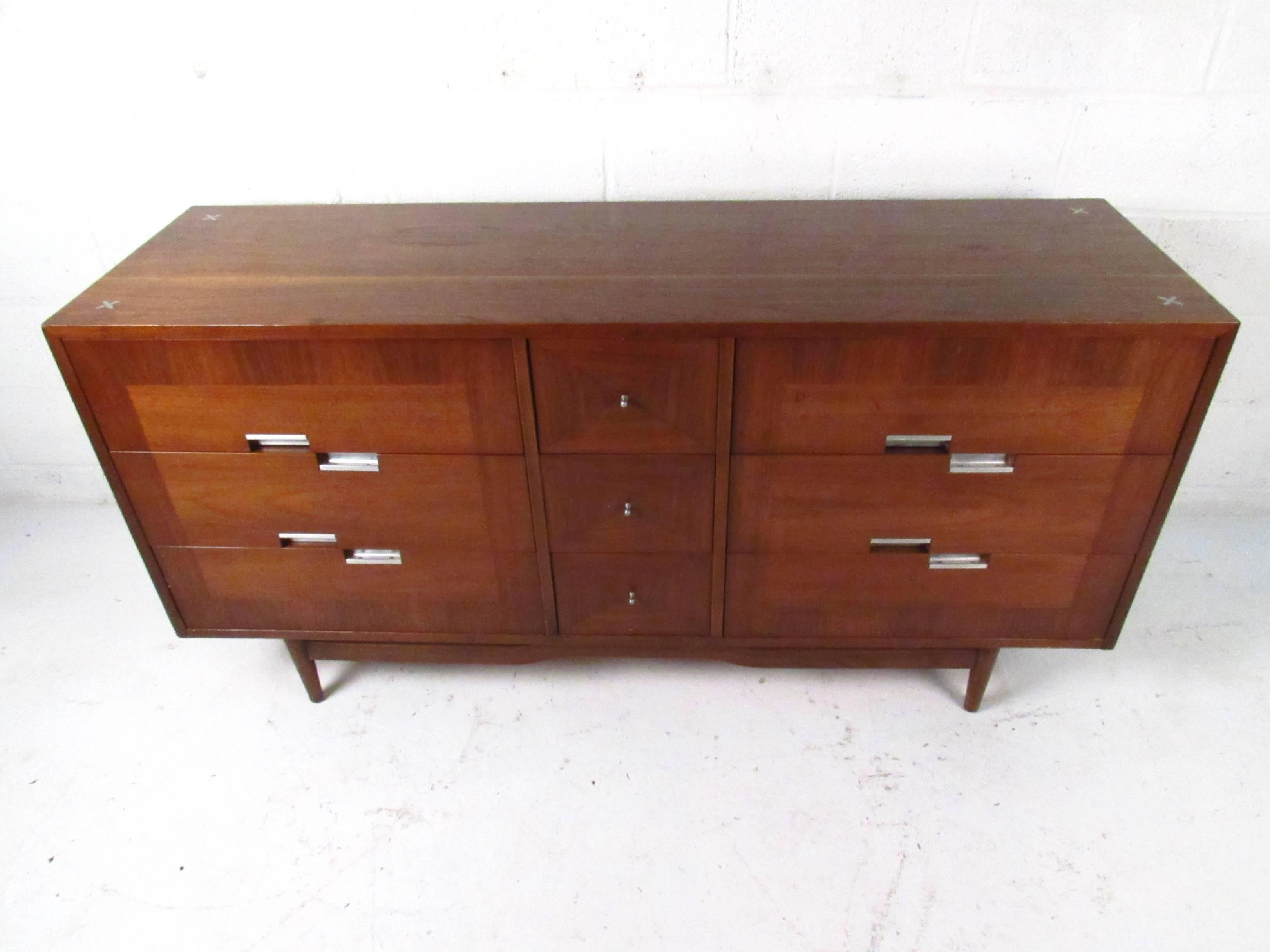 Mid-Century Modern Nine-Drawer Dresser by American of Martinsville In Good Condition In Brooklyn, NY