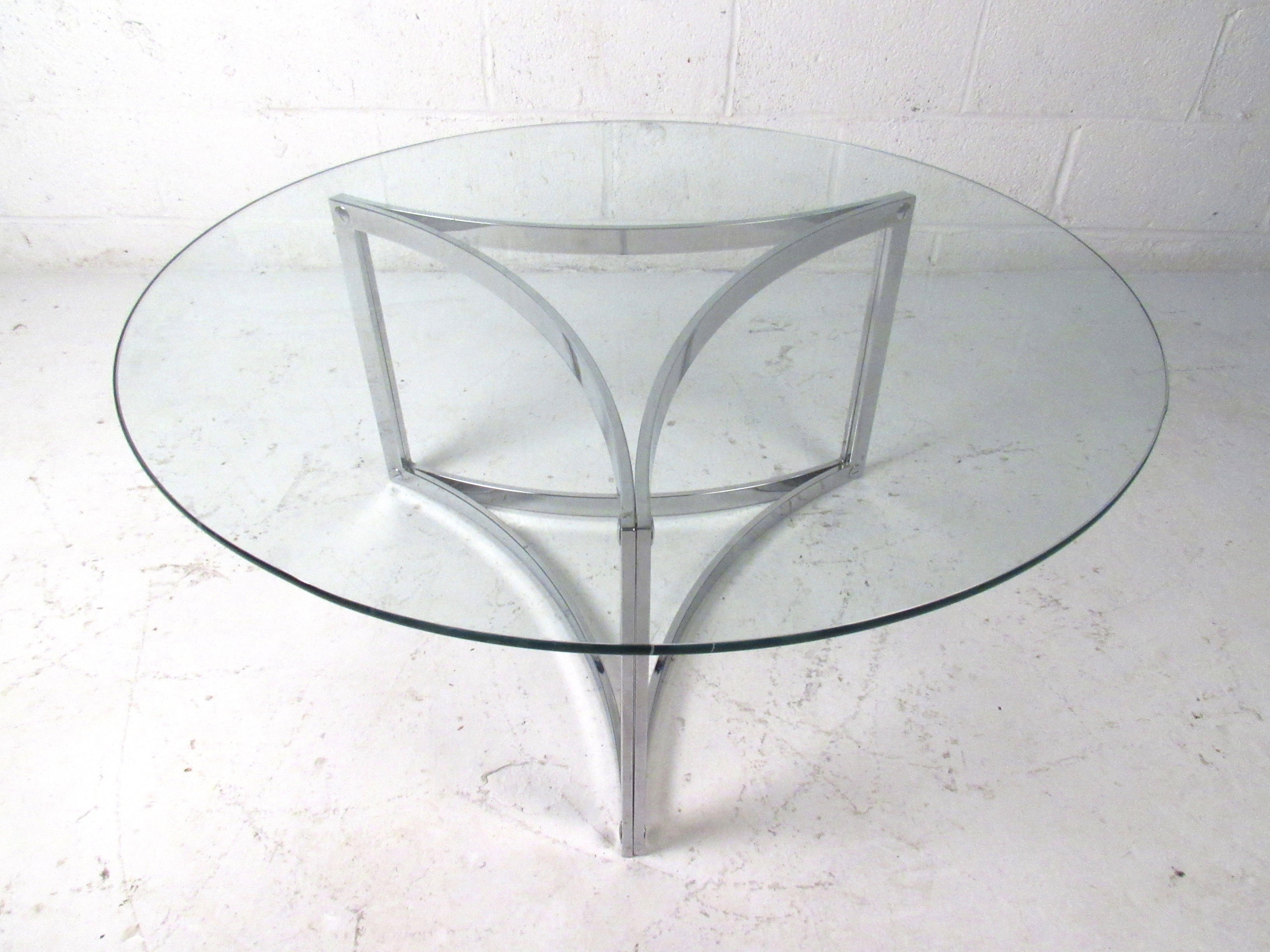 Cette magnifique table de cocktail triangulaire constitue un ajout moderne, simple et élégant à toute pièce. La magnifique base chromée et le plateau en verre épais en font une pièce maîtresse importante. Veuillez confirmer la localisation de