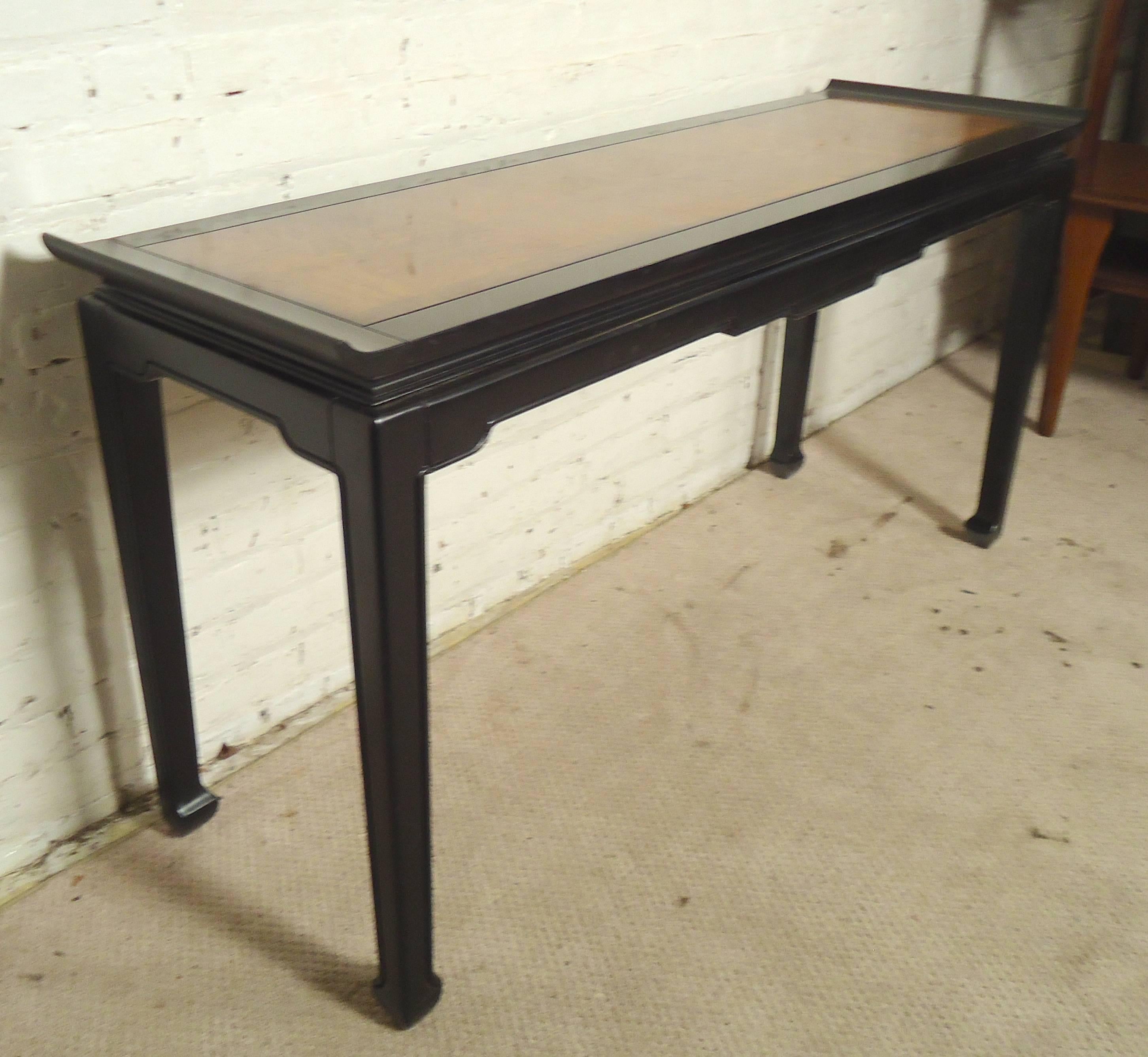 Black altar table with French polish finish featuring a blonde wood grain top. Attractive flared edges, and modern Asian detail.

(Please confirm item location - NY or NJ - with dealer)