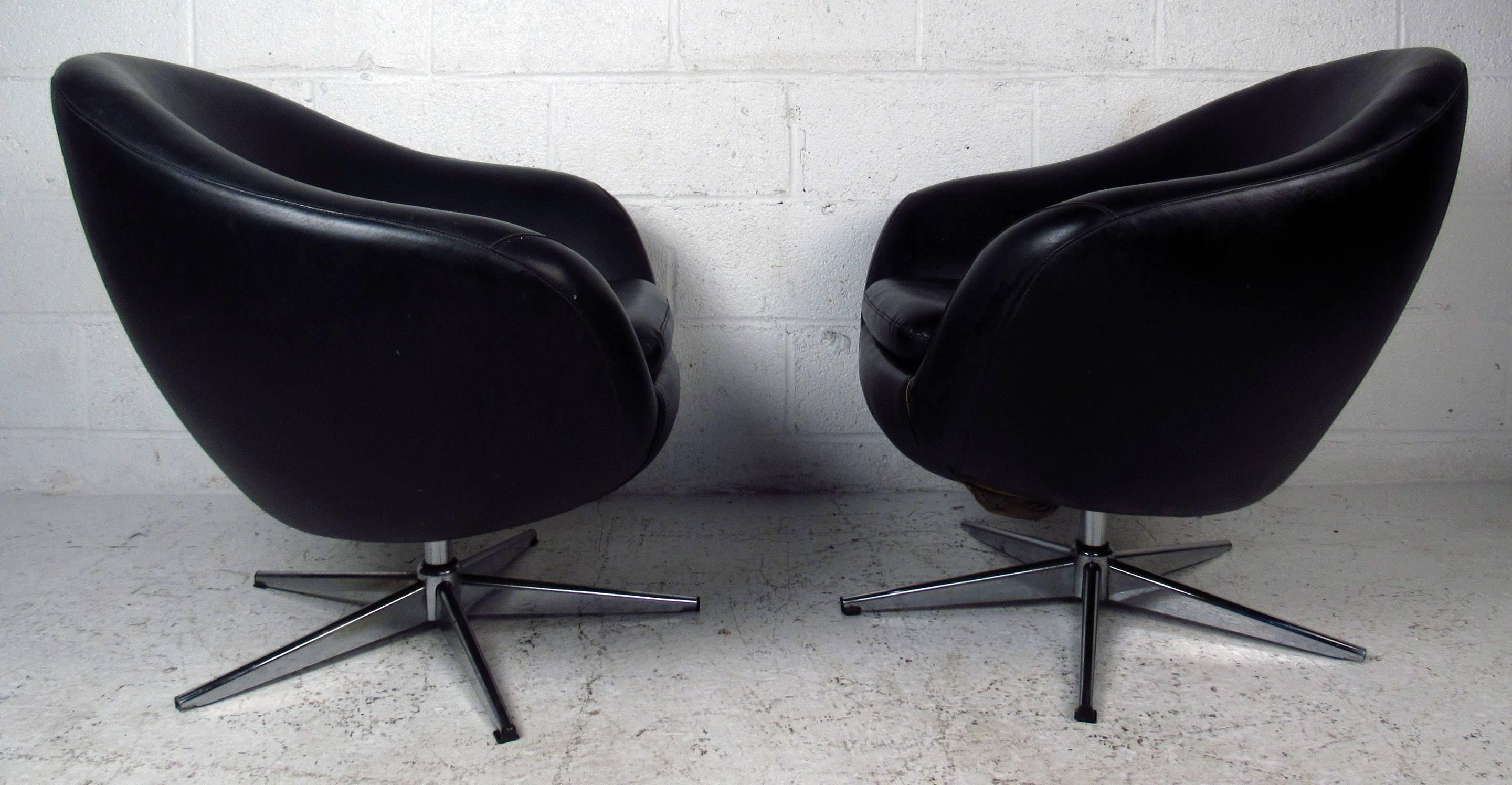 Paire de chaises pivotantes Overman Pod Bon état - En vente à Brooklyn, NY