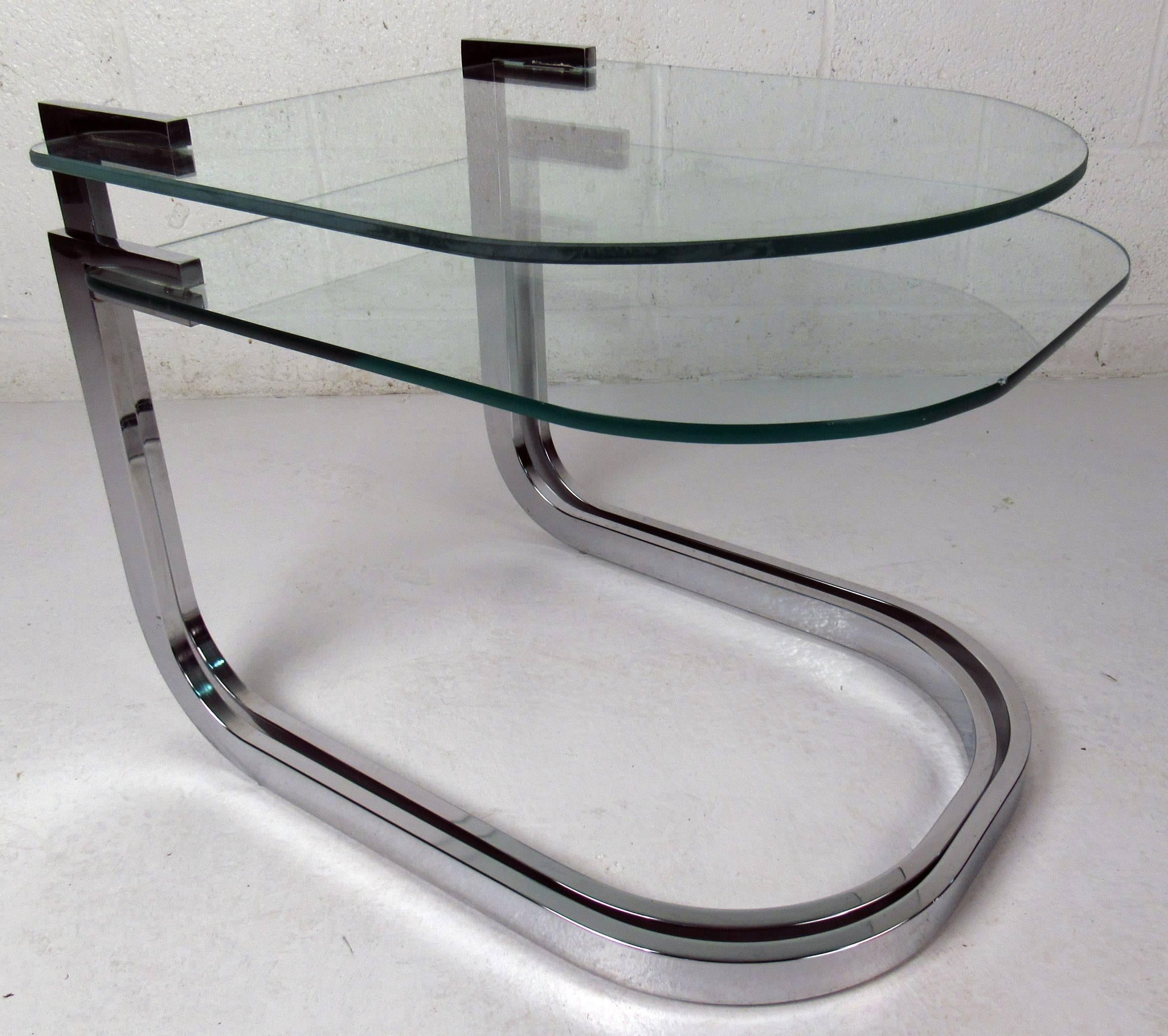 Mid-Century Modern Set of Midcentury Chrome and Glass Nesting Tables by DIA For Sale