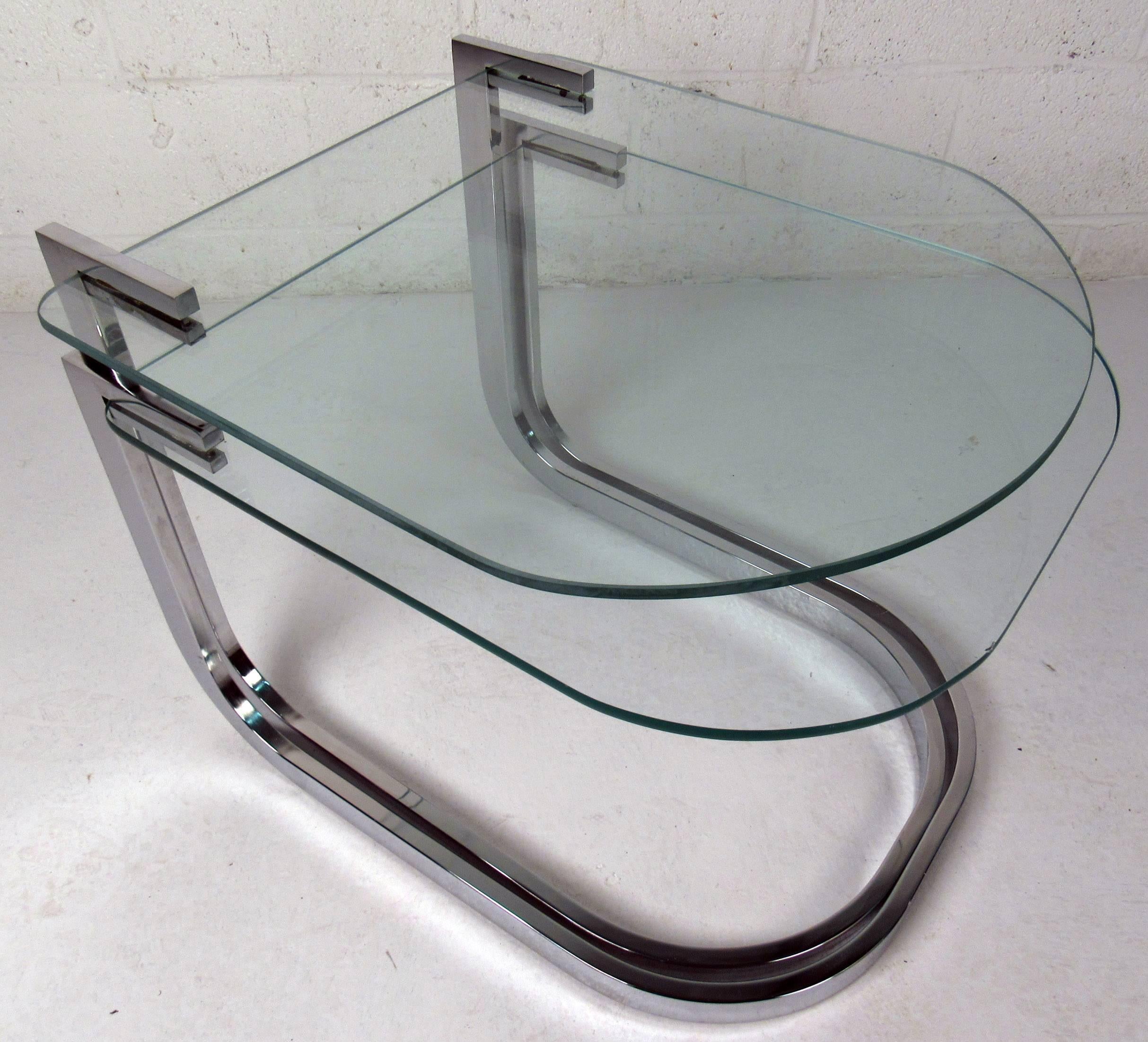 Set of Midcentury Chrome and Glass Nesting Tables by DIA In Good Condition For Sale In Brooklyn, NY