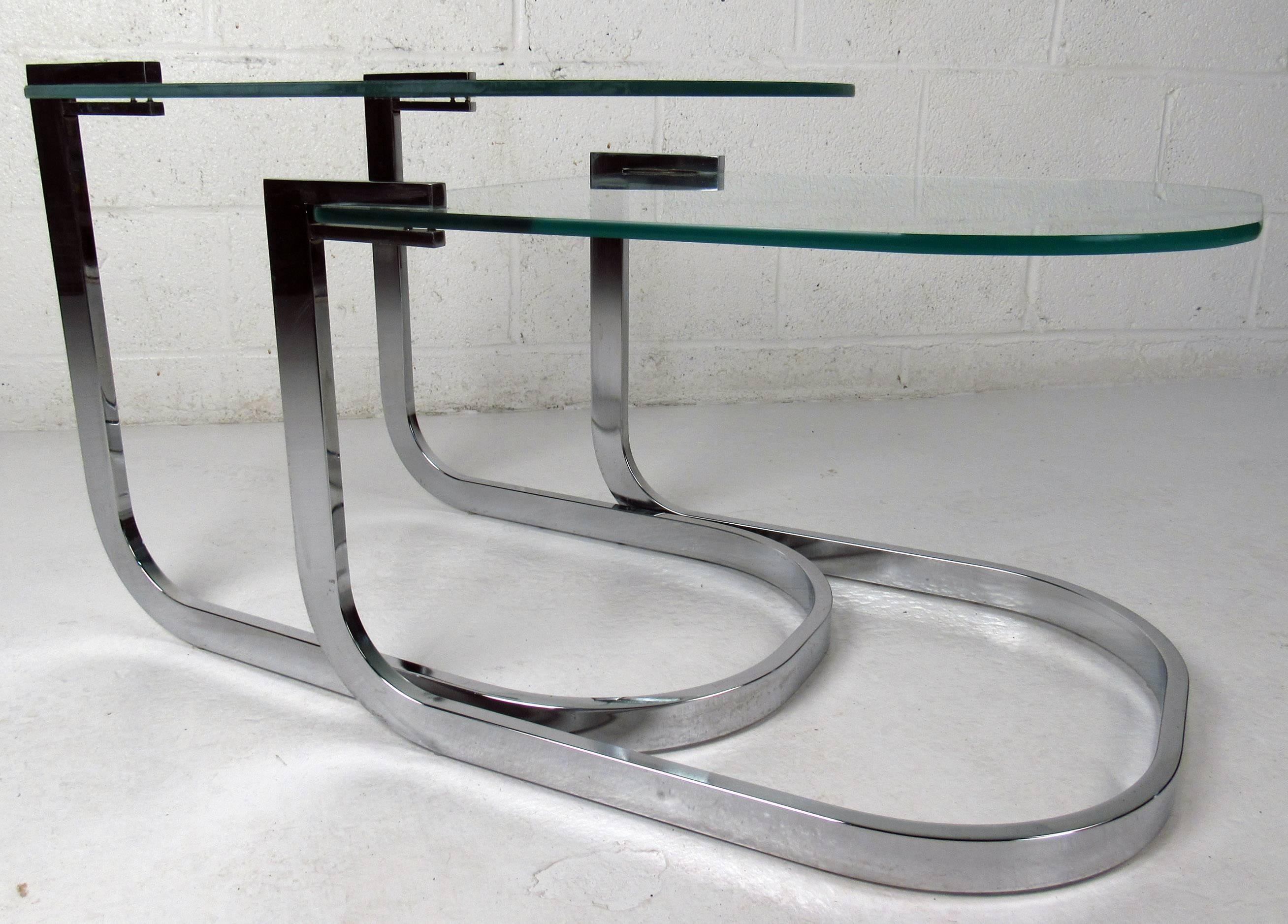 Late 20th Century Set of Midcentury Chrome and Glass Nesting Tables by DIA For Sale