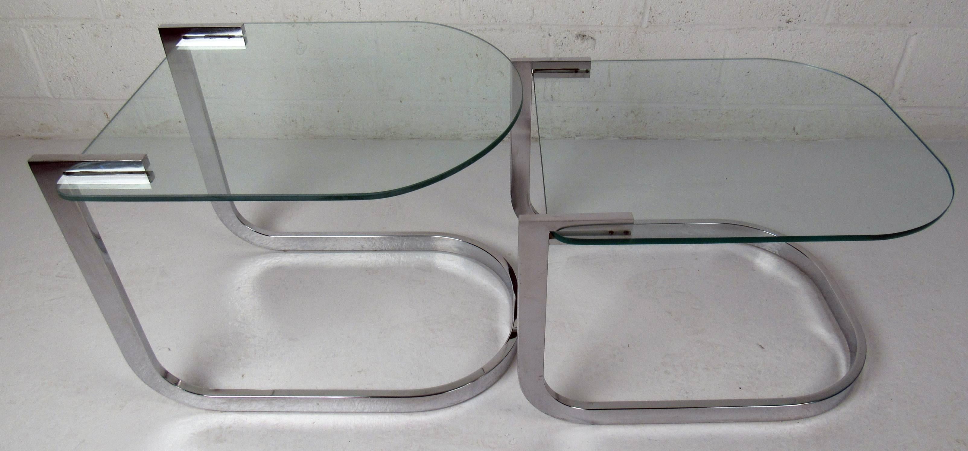 Set aus Chrom- und Glas-Nesting-Tischen von DIA aus der Mitte des Jahrhunderts (Moderne der Mitte des Jahrhunderts) im Angebot