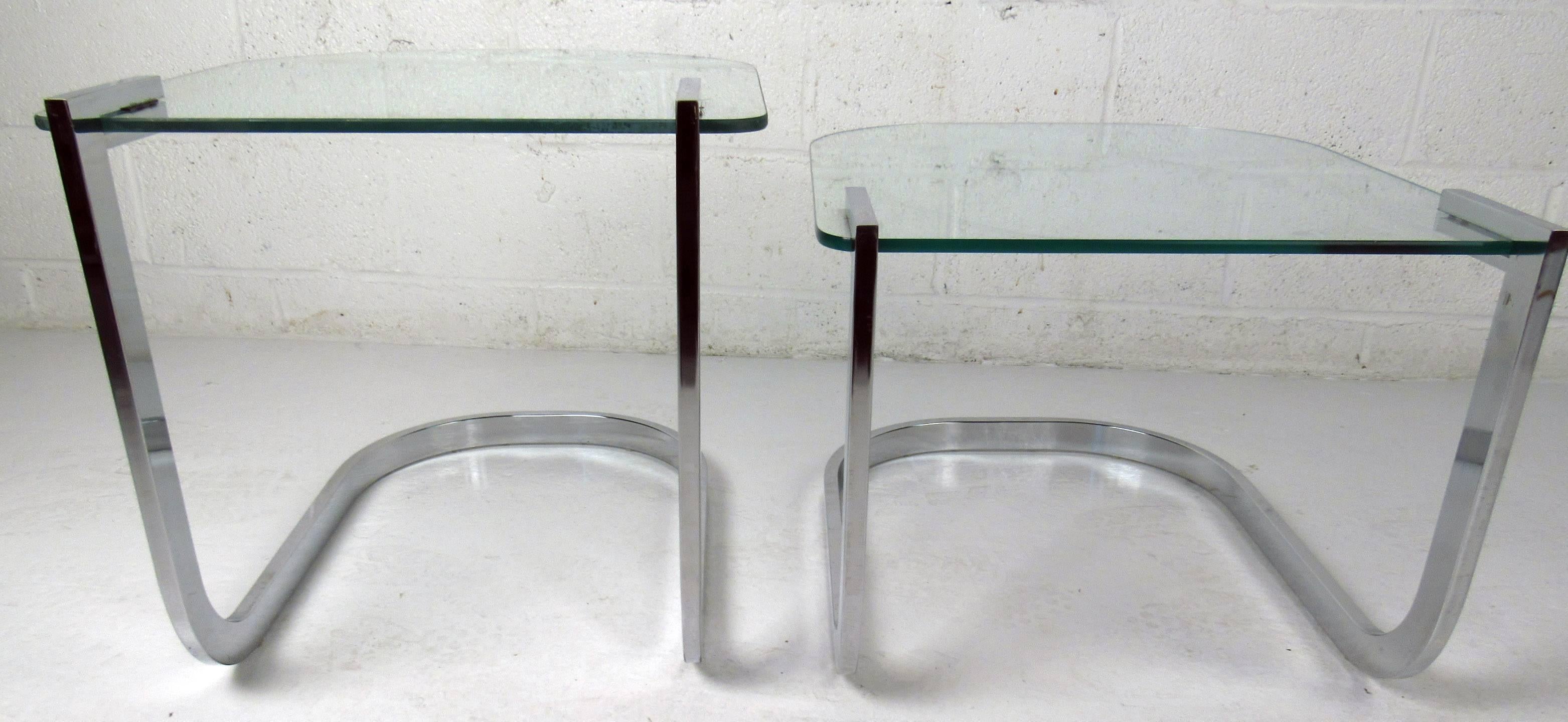 Zwei stapelbare, moderne Vintage-Tische des Design Institute Of American mit gebogenem Chromgestell und Glasplatte.

Bitte bestätigen Sie Artikel Standort NY oder NJ mit Händler.