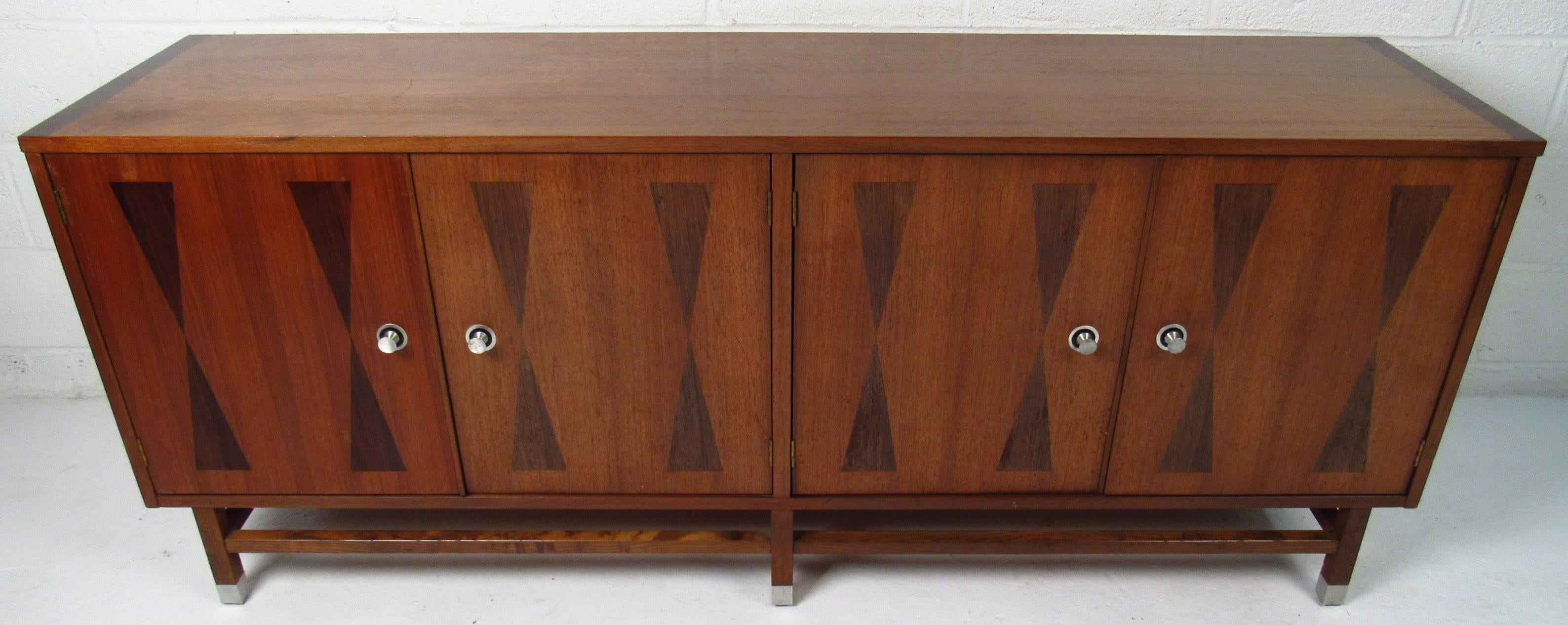 Midcentury American Walnut Credenza by Stanley In Good Condition In Brooklyn, NY