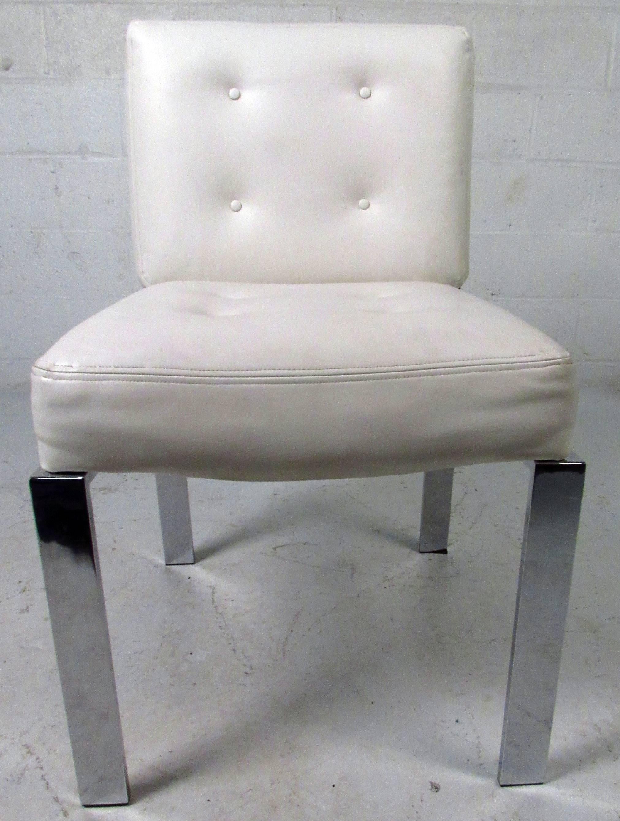 Vintage-moderne Esszimmerstühle von Milo Baughman mit getufteten weißen Vinylpolstern und verchromten Gestellen und Beinen.

Bitte bestätigen Sie Artikel Standort NY oder NJ mit Händler.