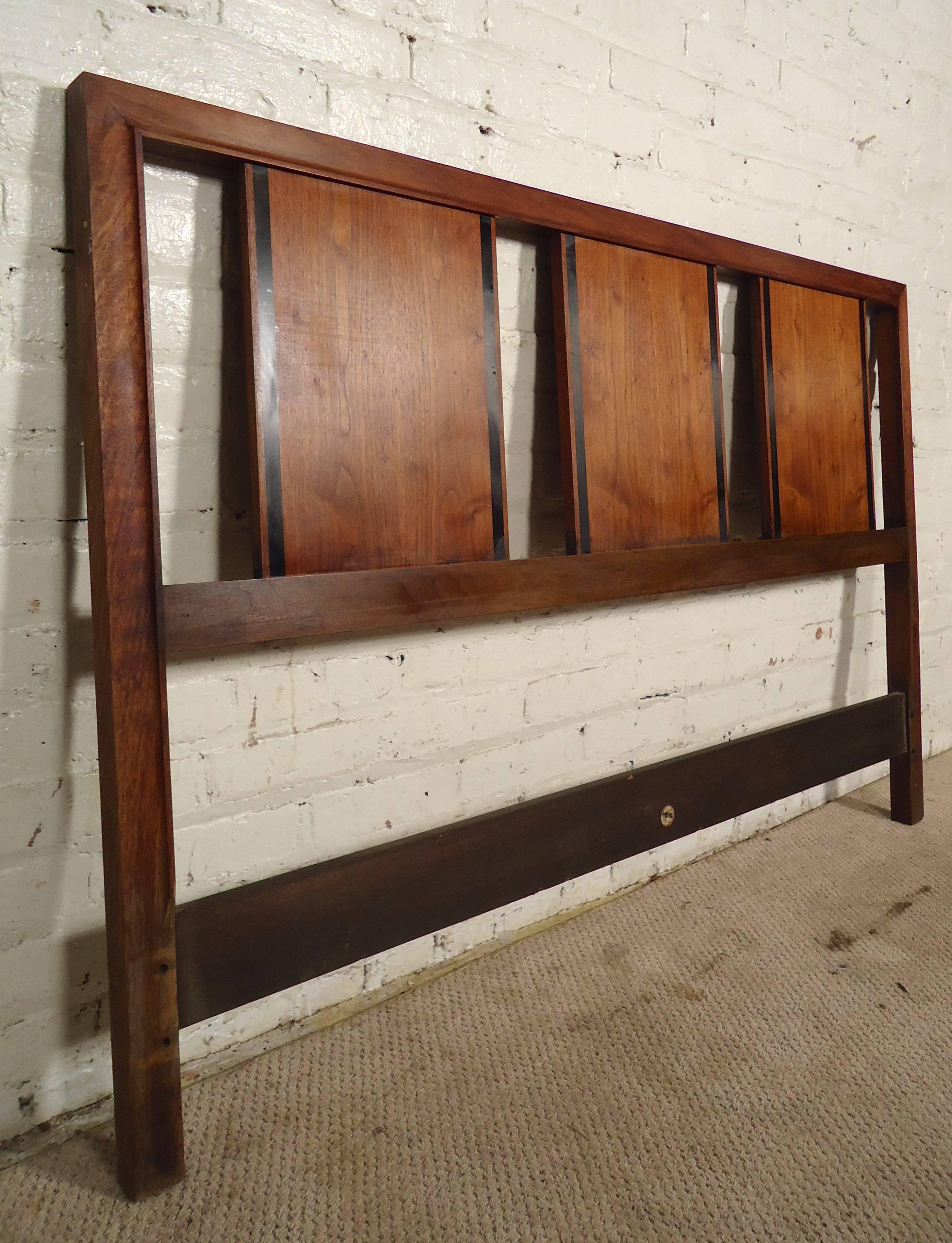 Vintage modern headboard with warm walnut grain and handsome black trimming. 

(Please confirm item location - NY or NJ - with dealer)