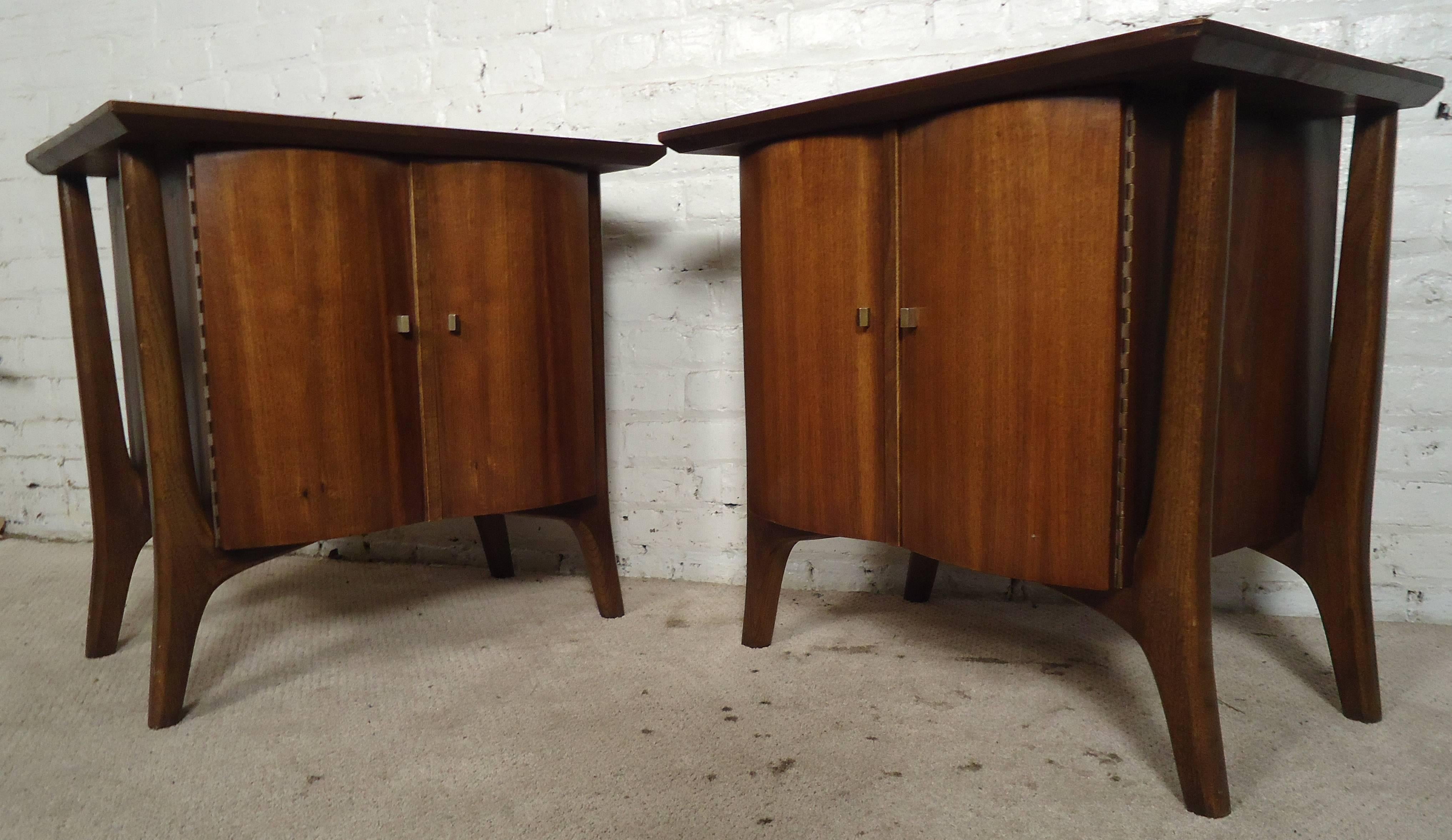 Mid-20th Century Pair of Midcentury Vladimir Kagan Style Nightstands