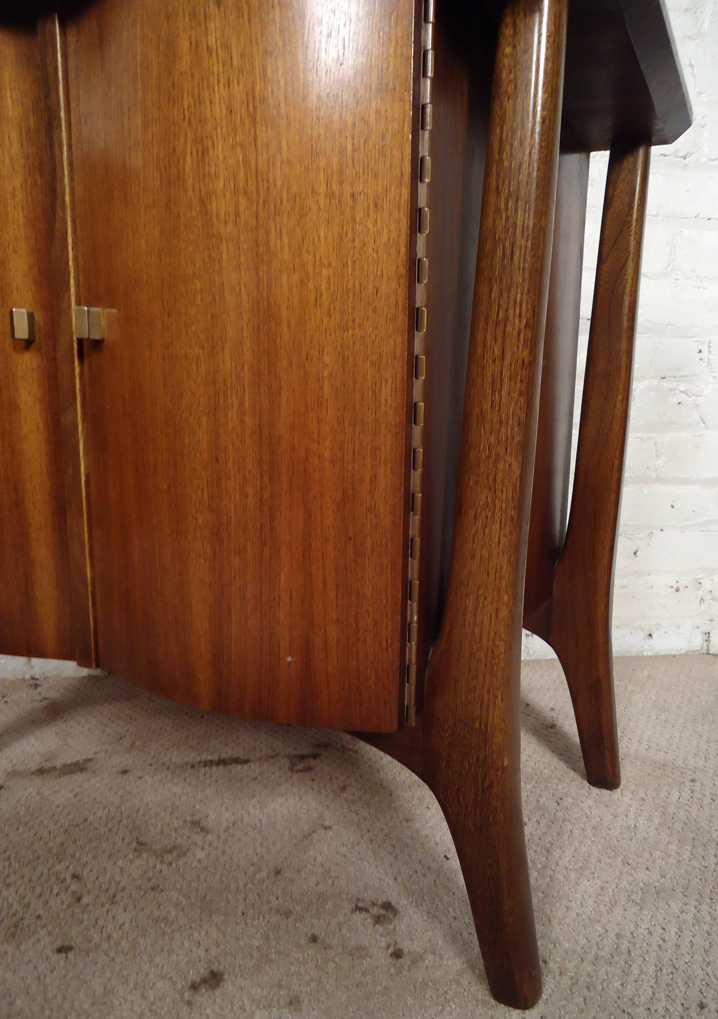 Pair of Midcentury Vladimir Kagan Style Nightstands 2