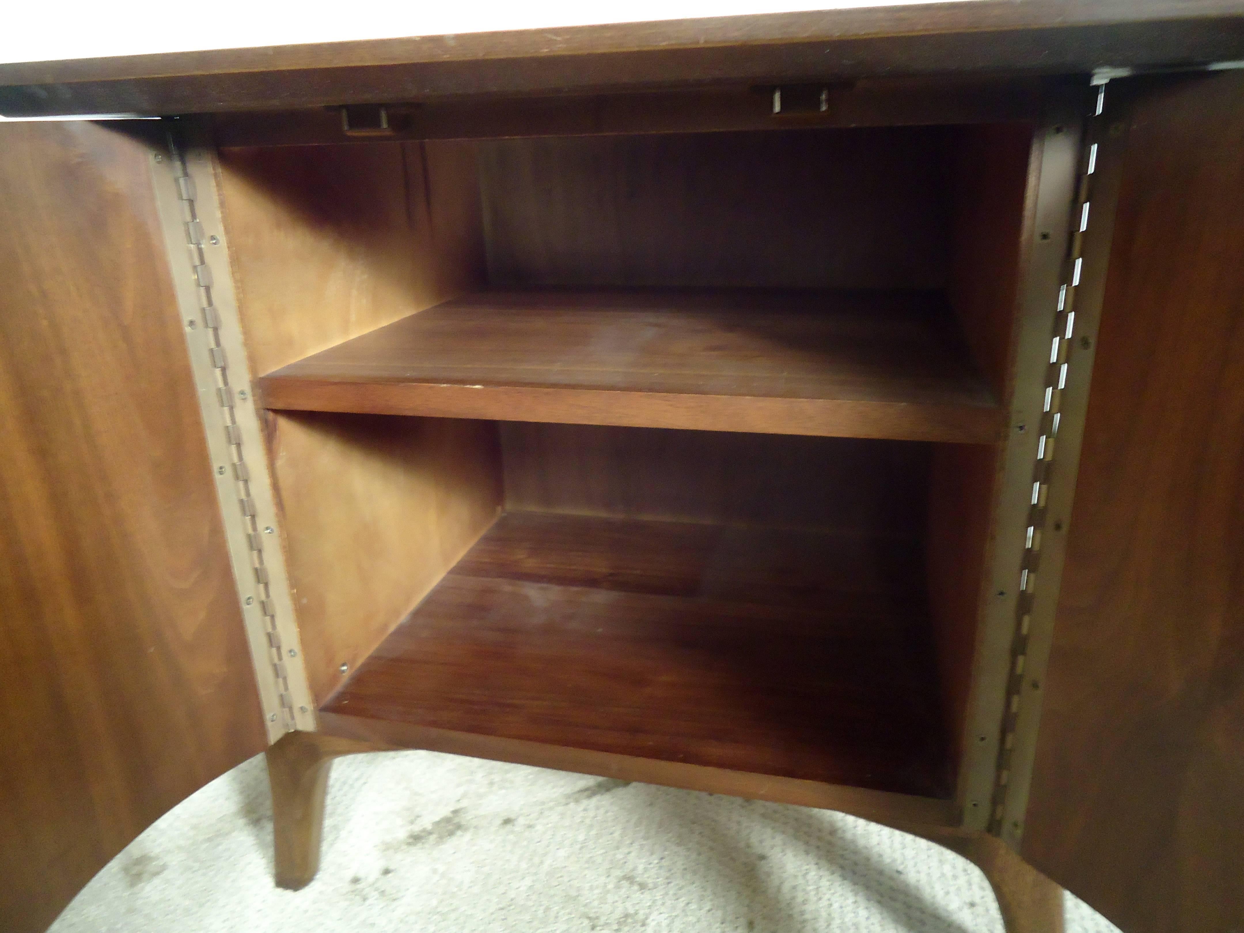 Pair of Midcentury Vladimir Kagan Style Nightstands 3
