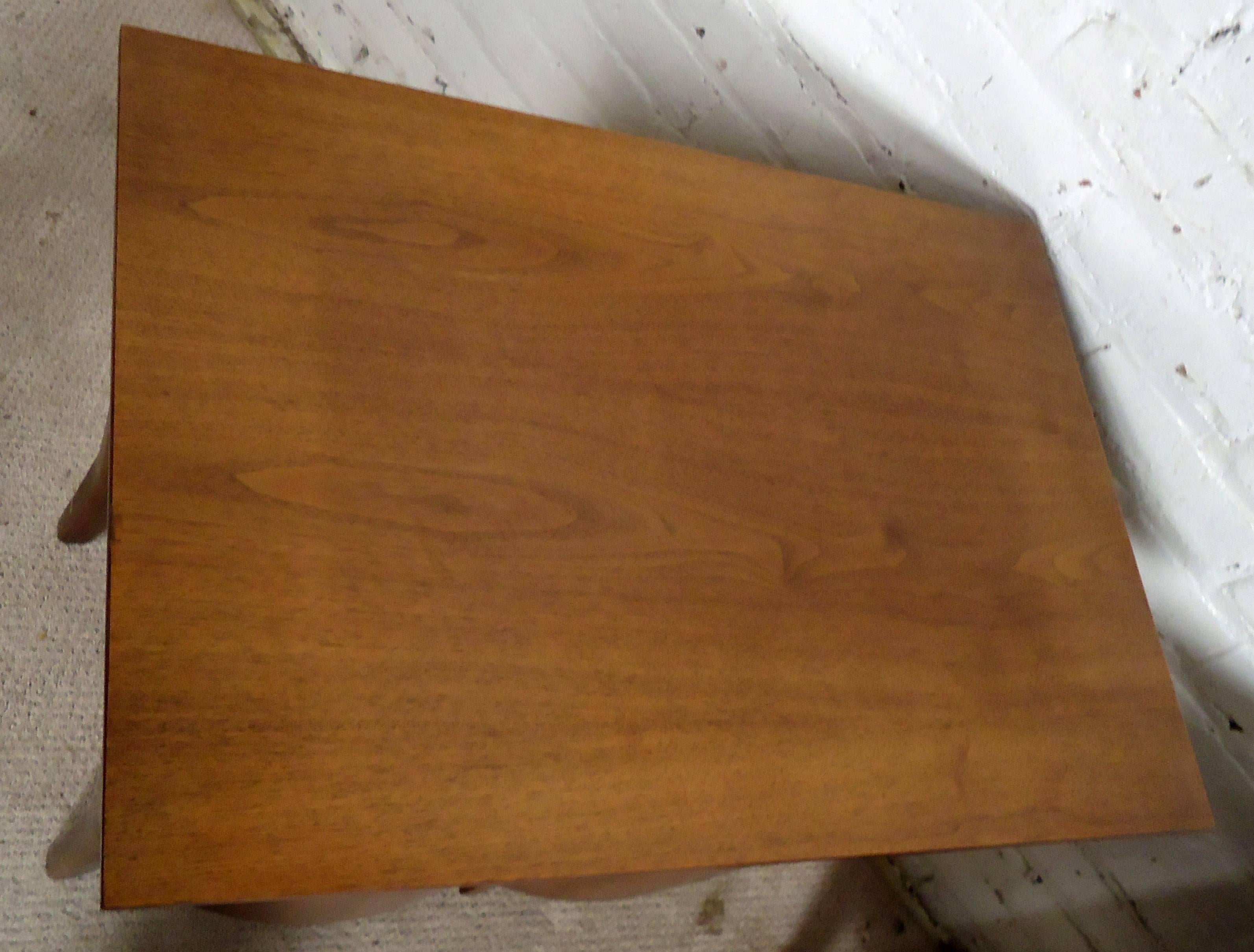Pair of Midcentury Vladimir Kagan Style Nightstands 4