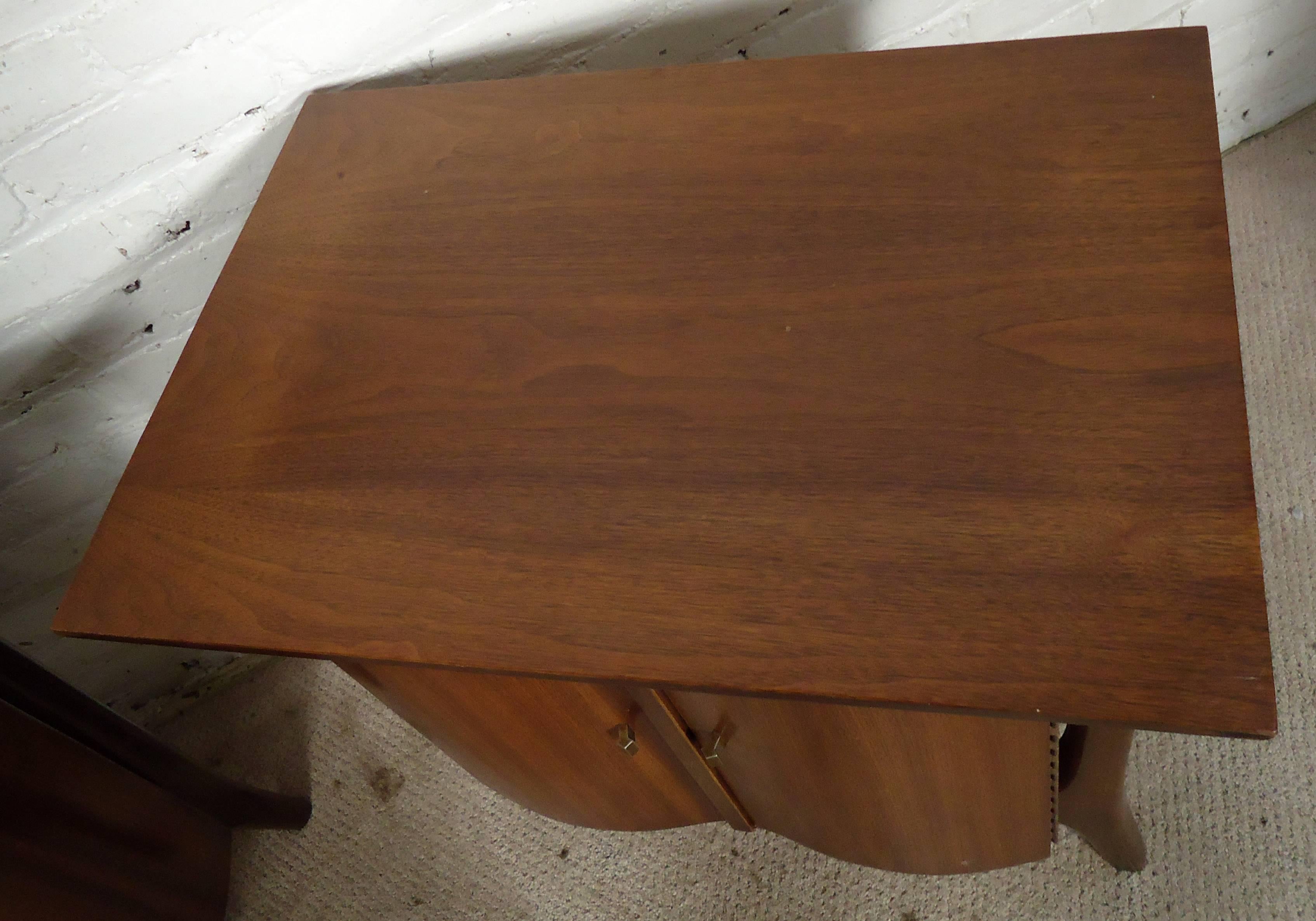 Mid-Century Modern Pair of Midcentury Vladimir Kagan Style Nightstands