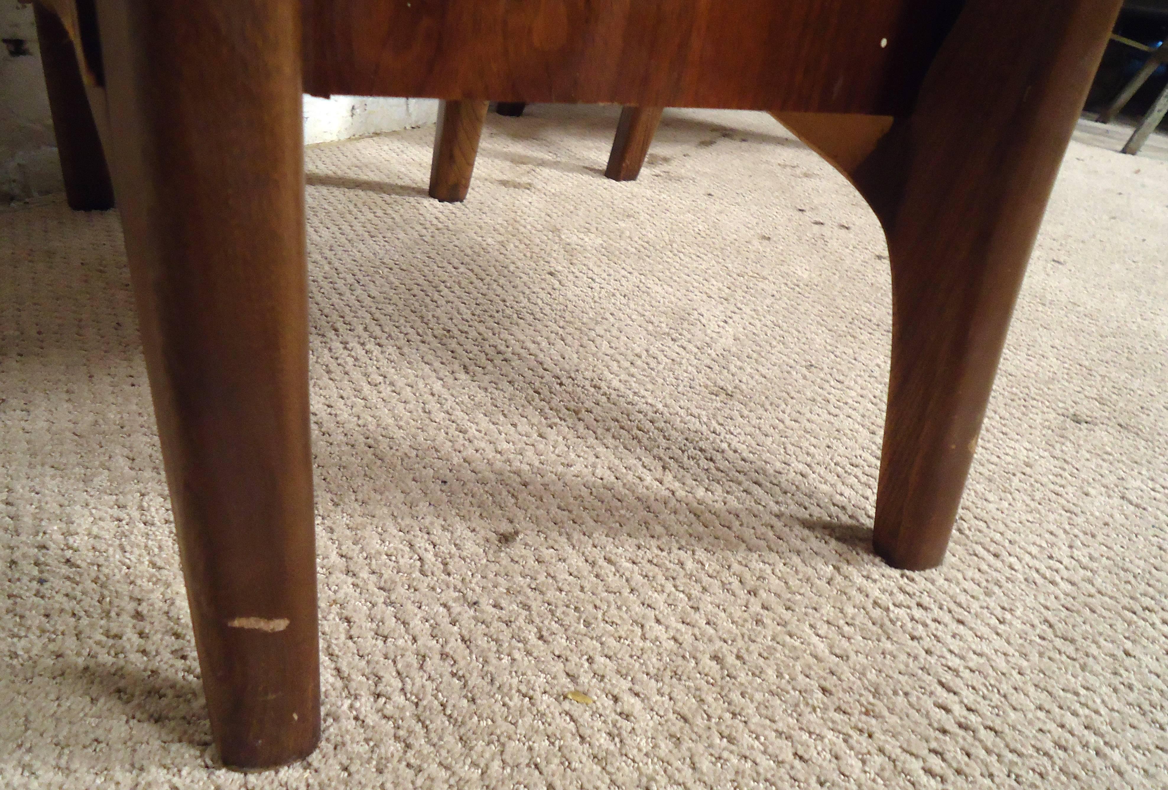 Pair of Midcentury Vladimir Kagan Style Nightstands 1