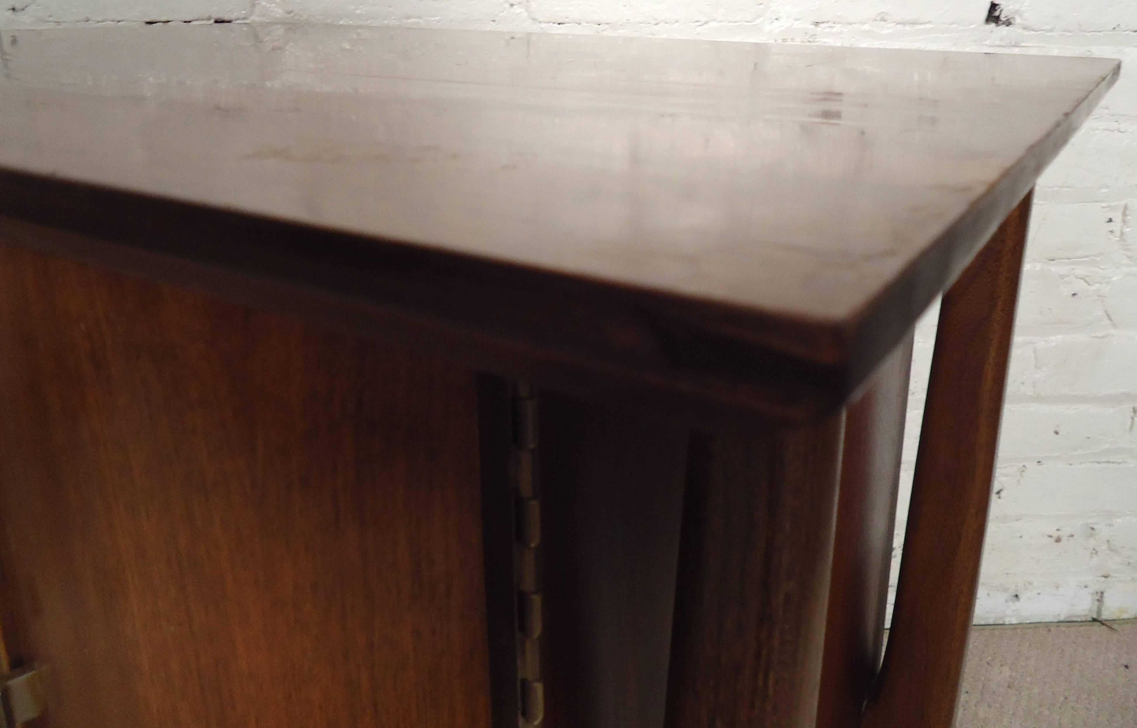 Pair of Midcentury Vladimir Kagan Style Nightstands In Good Condition In Brooklyn, NY