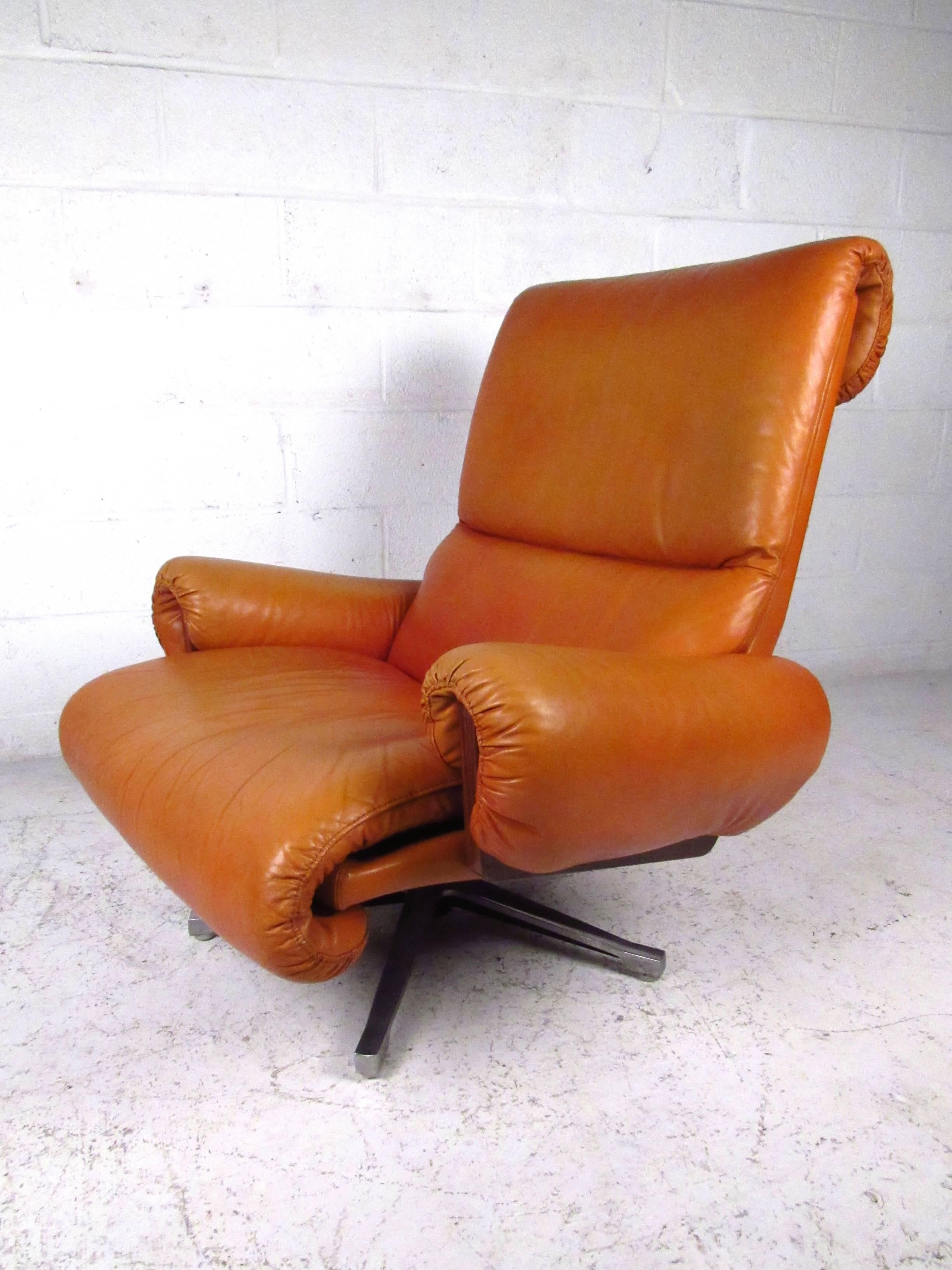 Danish Pair of Vintage Rosewood and Leather Swivel Lounge Chairs