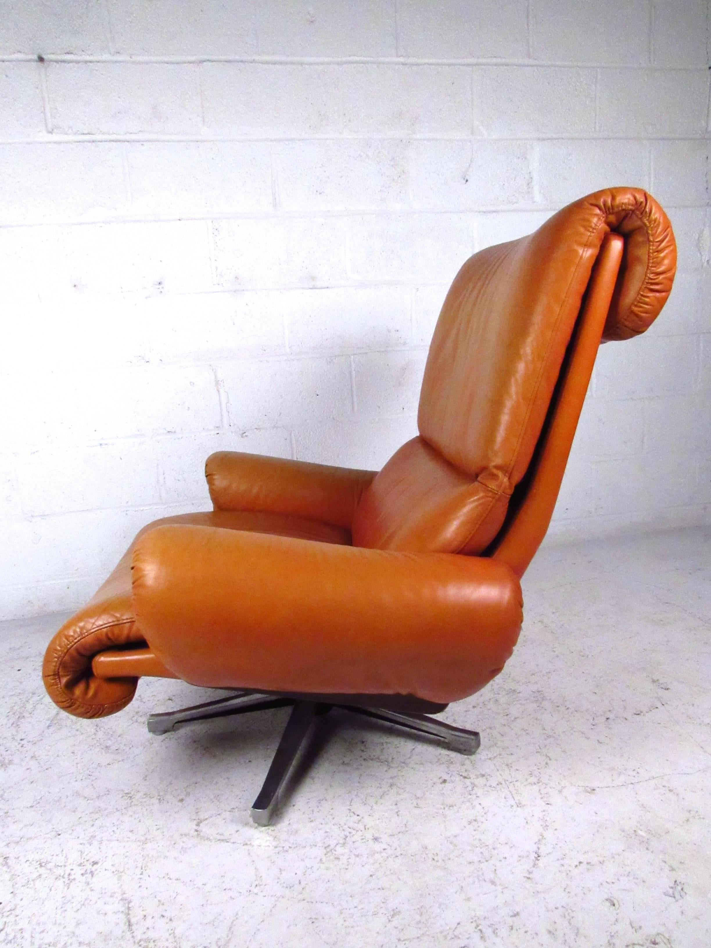 Pair of Vintage Rosewood and Leather Swivel Lounge Chairs In Good Condition In Brooklyn, NY