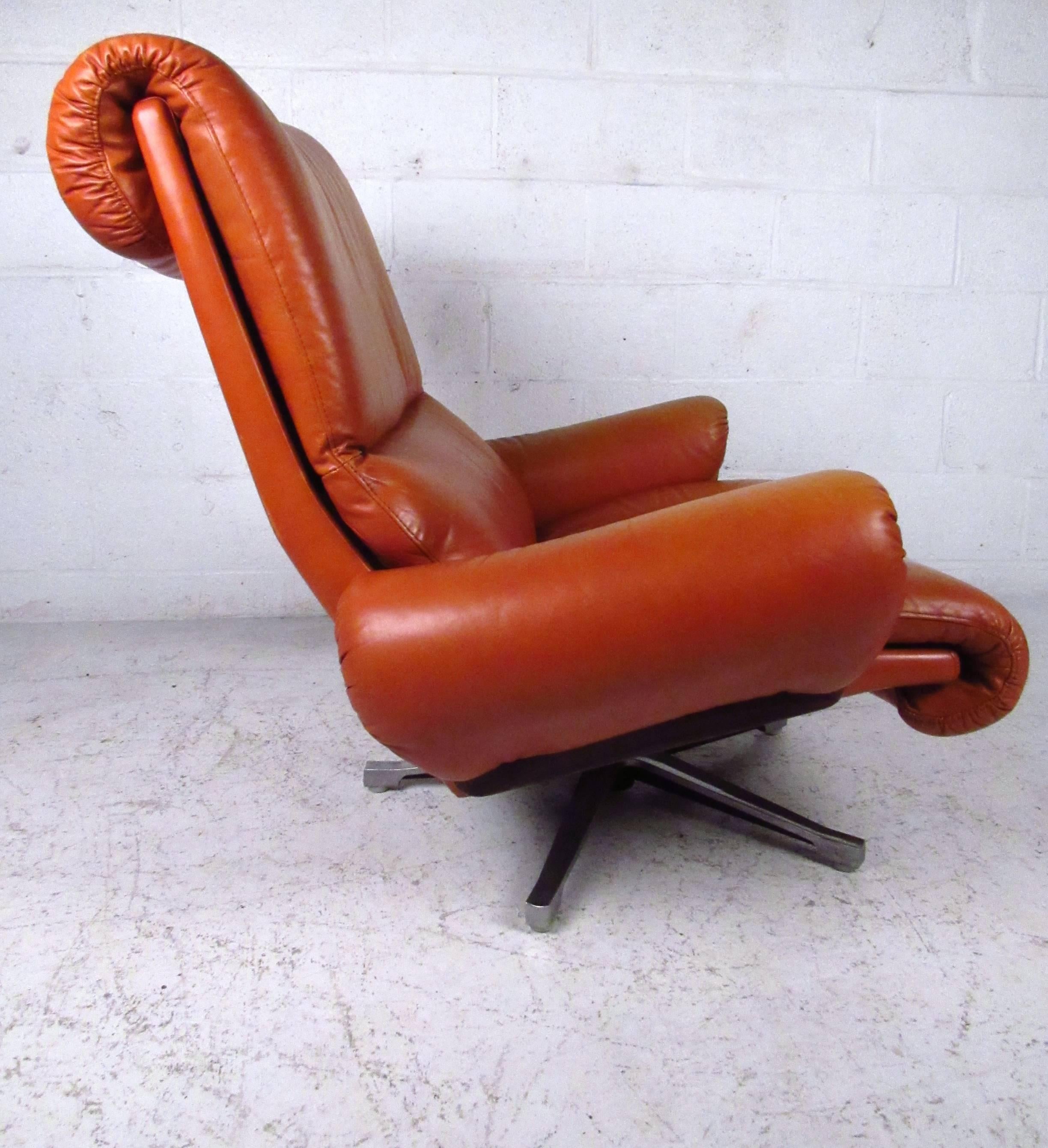 Mid-Century Modern Pair of Vintage Rosewood and Leather Swivel Lounge Chairs