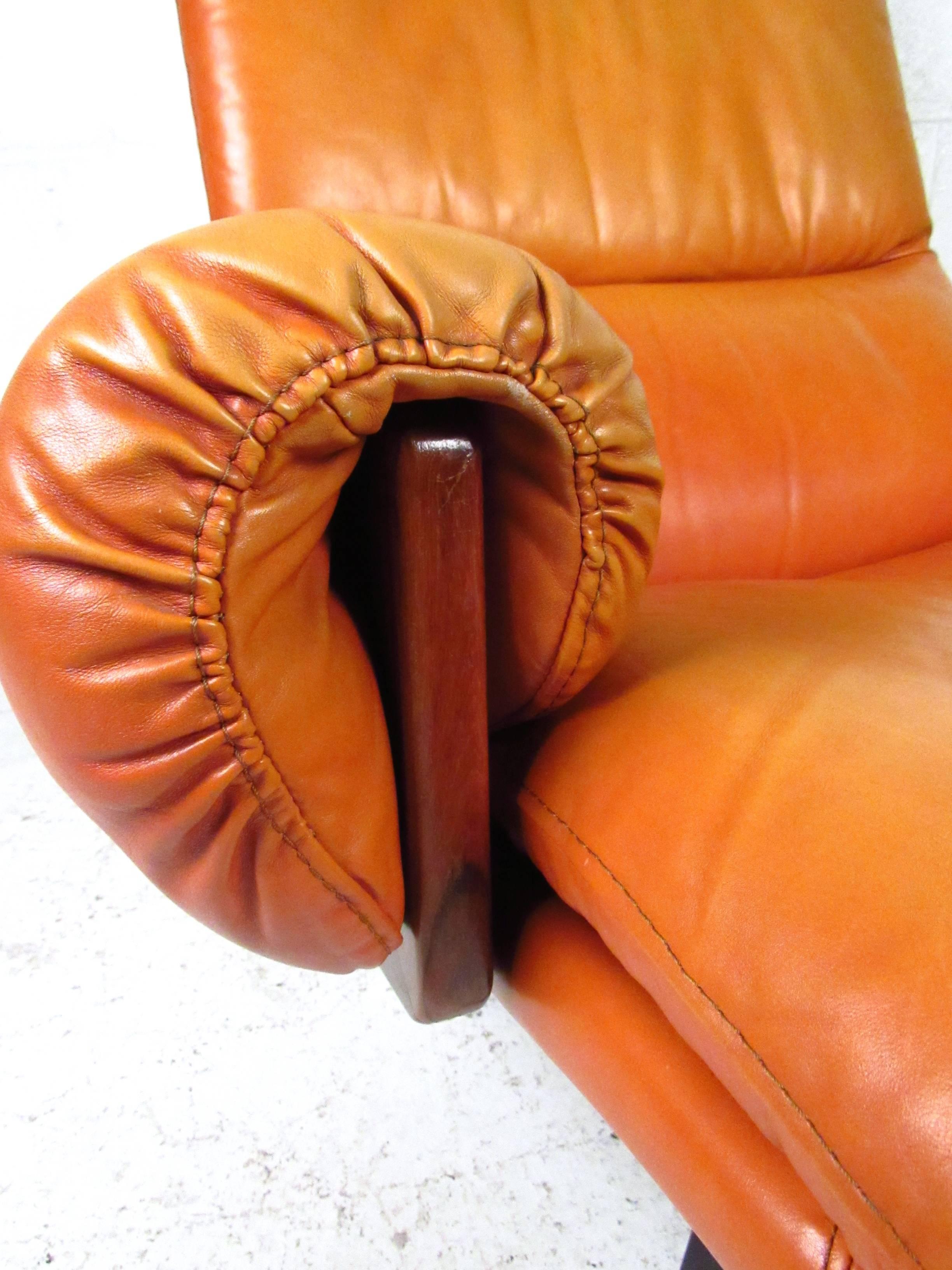 Pair of Vintage Rosewood and Leather Swivel Lounge Chairs 1