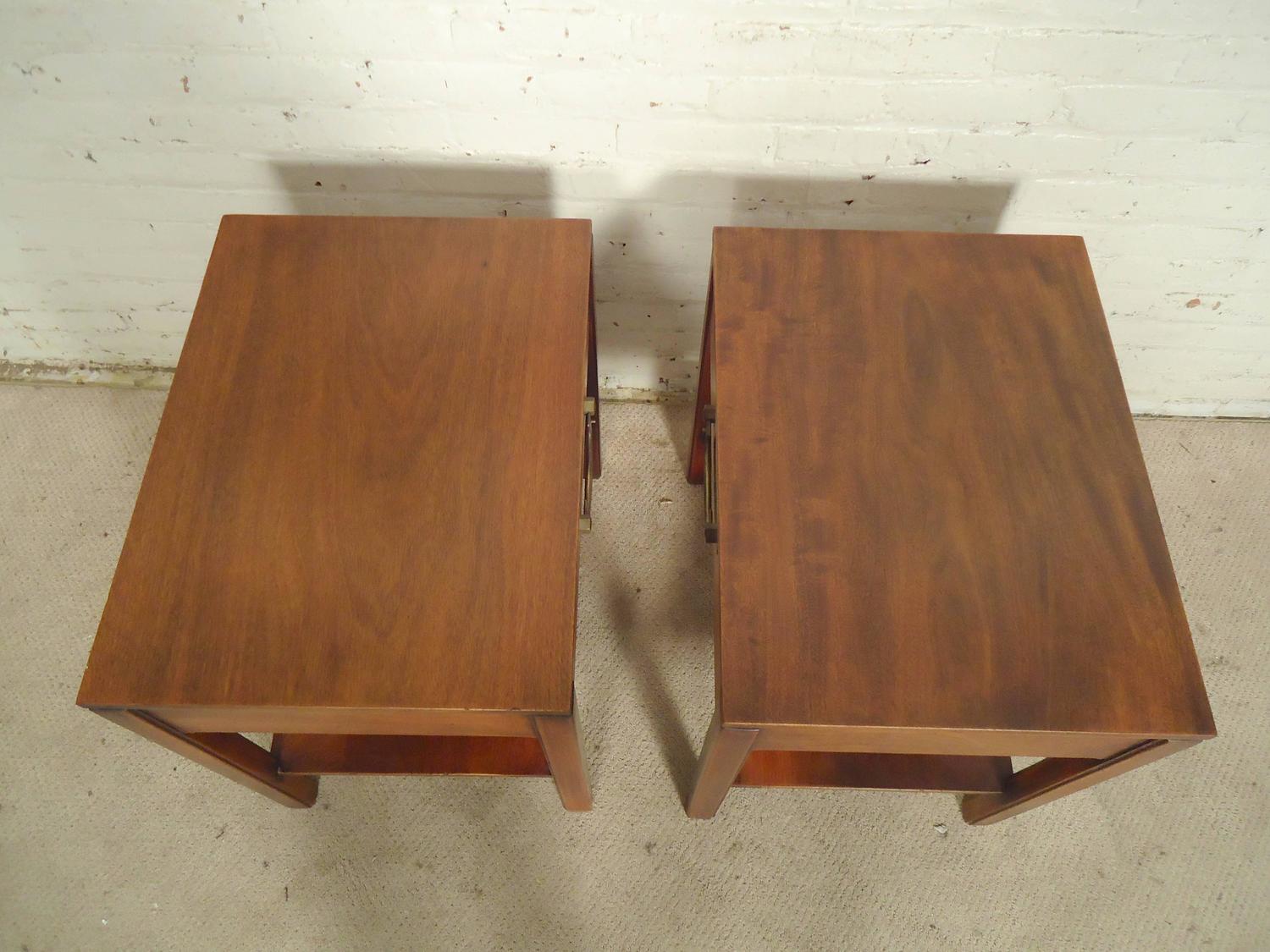 Attractive Bedside Tables by Henredon at 1stdibs