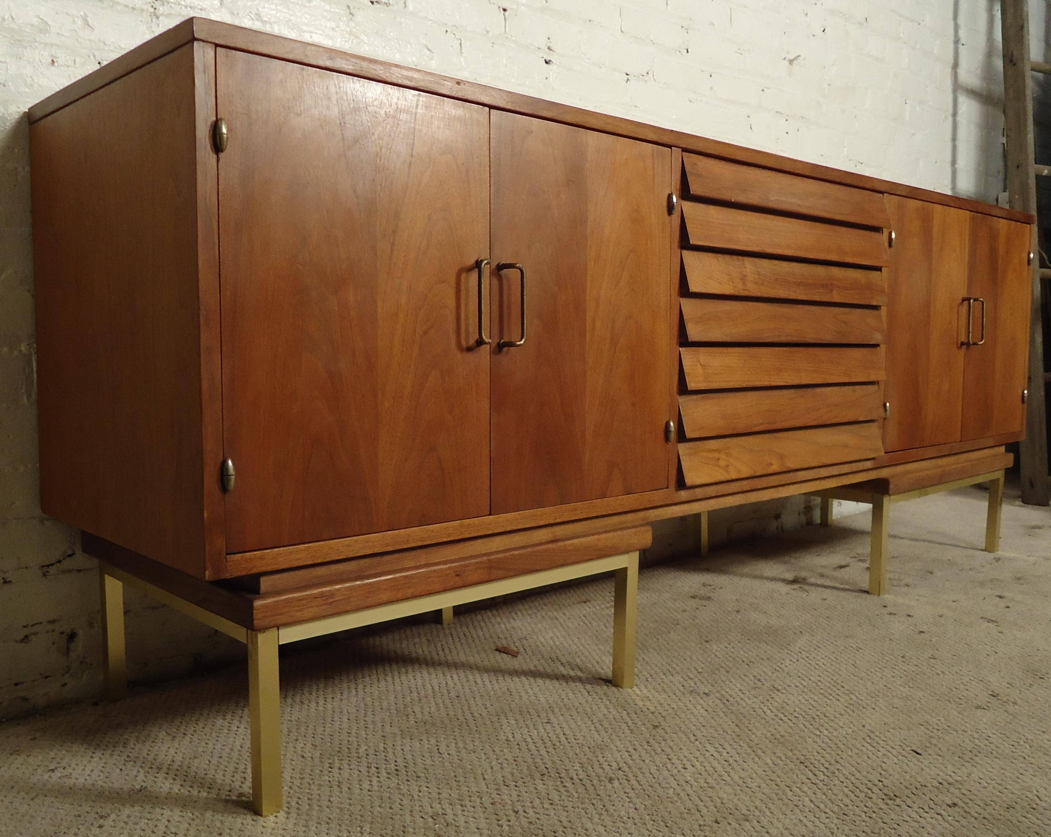 Unique Mid-Century Server By American Of Martinsville In Good Condition In Brooklyn, NY