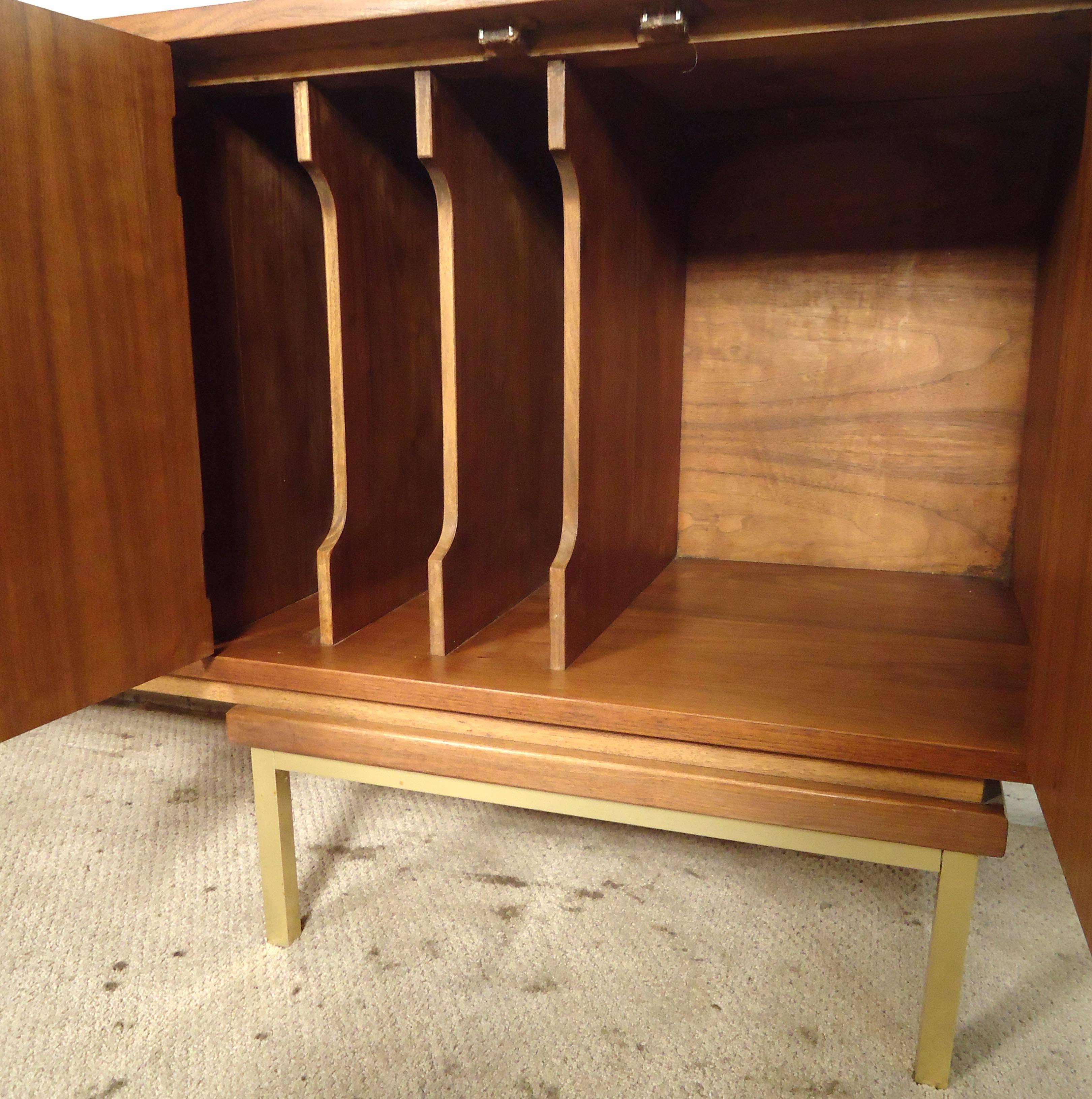 Unique Mid-Century Server By American Of Martinsville 3